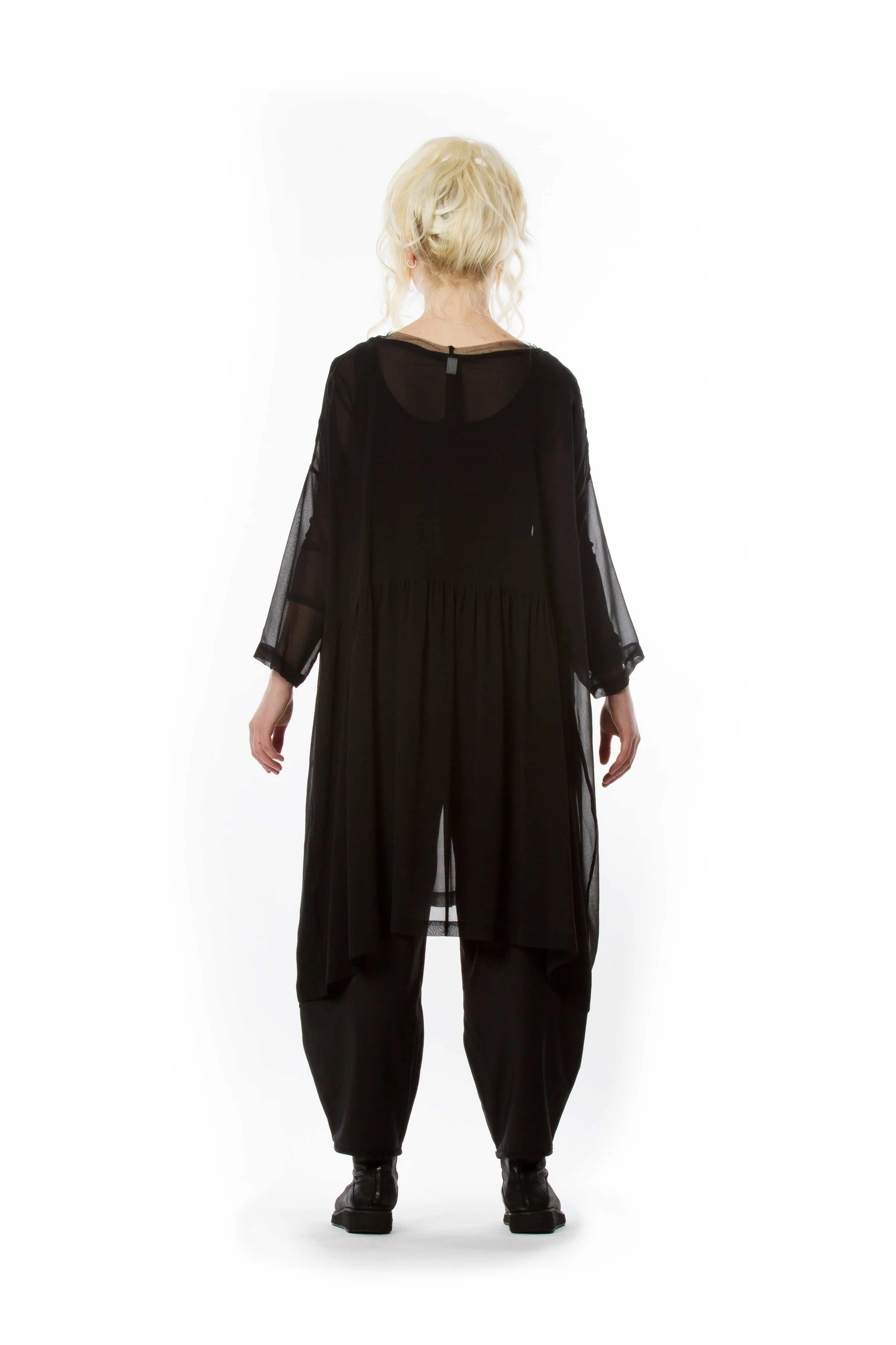 The Cupboard Diane Burkhardt Kawasemi Tunic Essential Singlet Essential Silk Harmonie Pant Back.jpg
