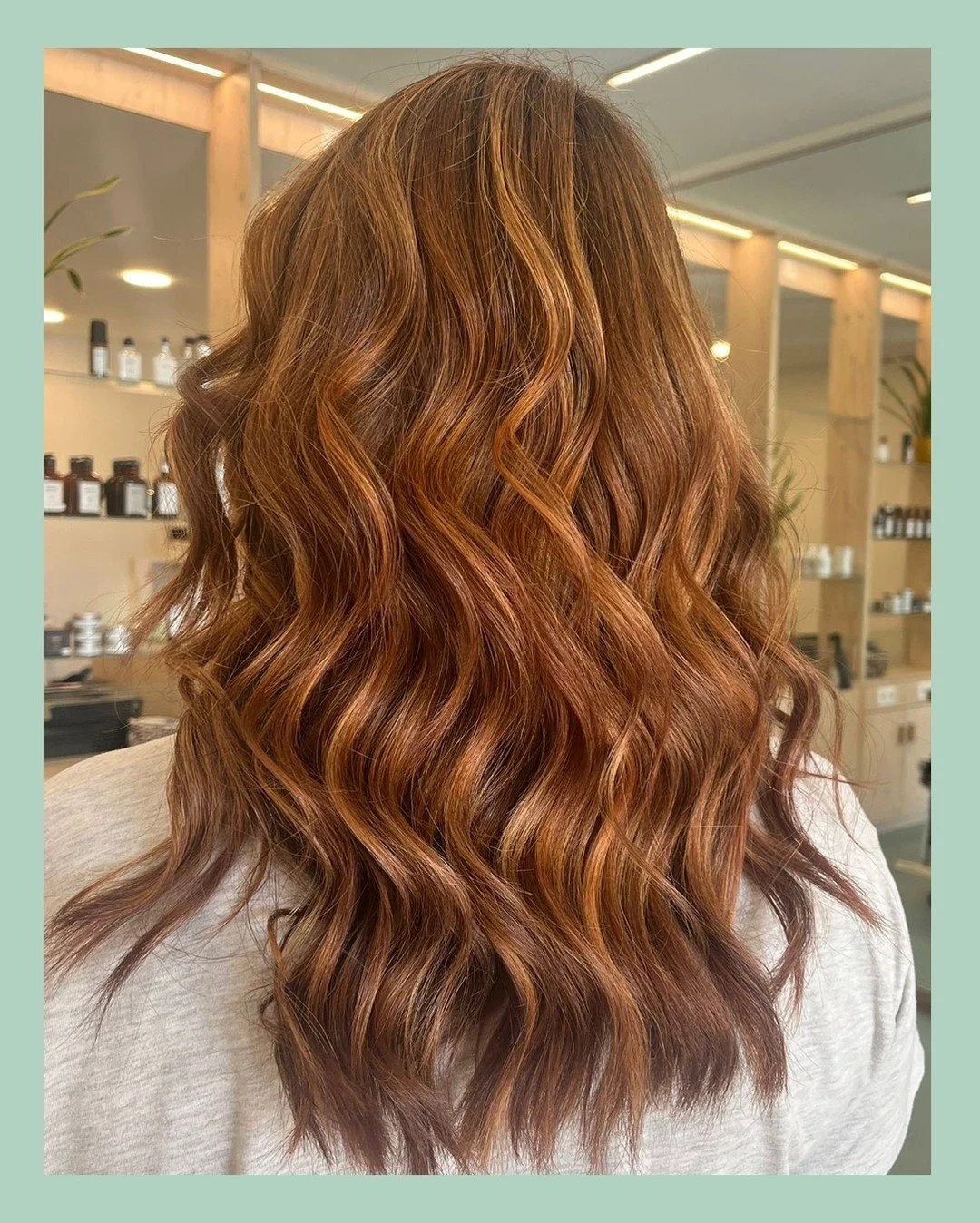 🍂✨ Herfst in je haar? Yes please.
Van warme koper- en karameltinten tot rijke chocoladebruin of zacht goud. De herfst is het perfecte seizoen om je haarkleur een cozy upgrade te geven.

Bij Haarpaleis cre&euml;ren we samen een kleur die matcht met j