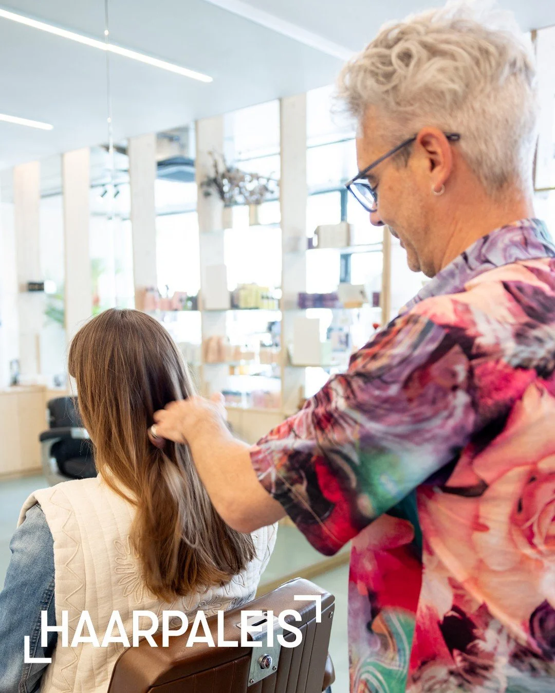 Familiefoto&rsquo;s op komst. 📸  Boek nu je afspraak om er tip top uit te zien met de feestdagen, of de bomma is niet content met kerst&hellip; 😉

Wij fixen jouw eindejaarslook: knippen, kleuren, stylen
December zit altijd snel vol, dus leg je plek