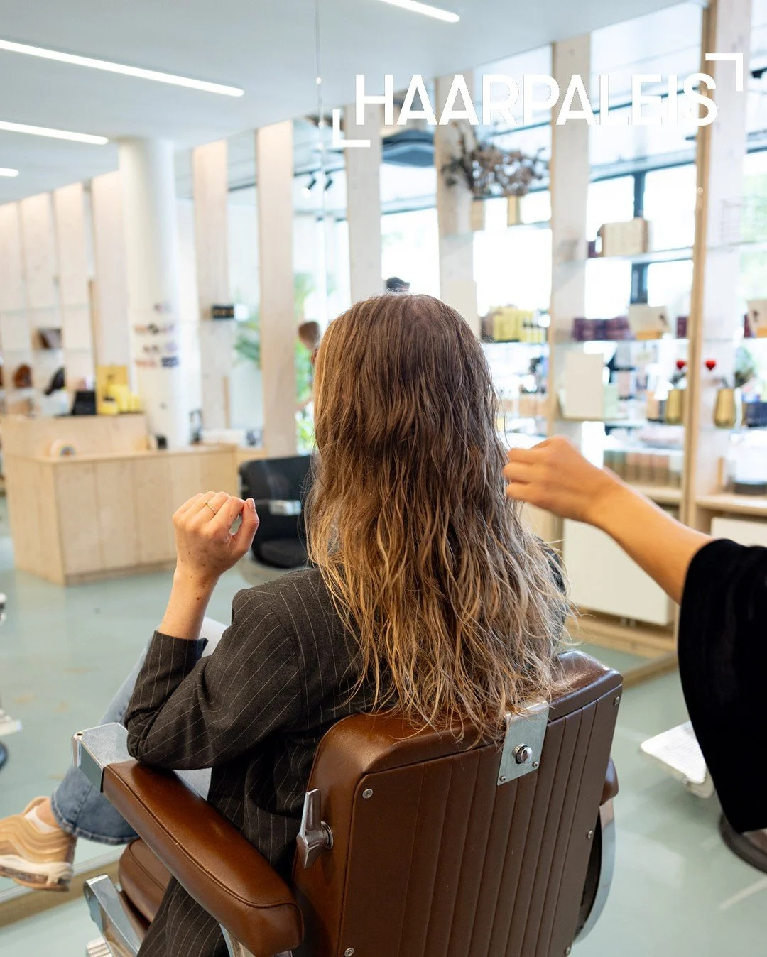 Last minute selfcare tussen de feestdrukte! 💇🏼&zwj;♀️

December is druk, maar wij maken tijd voor jou!
Ben jij nog op zoek naar een last-minute plekje voor jouw kapsel?
Goed nieuws: in december zijn we extra open!
✔ 16 &amp; 18 december: tot 21u
✔ 