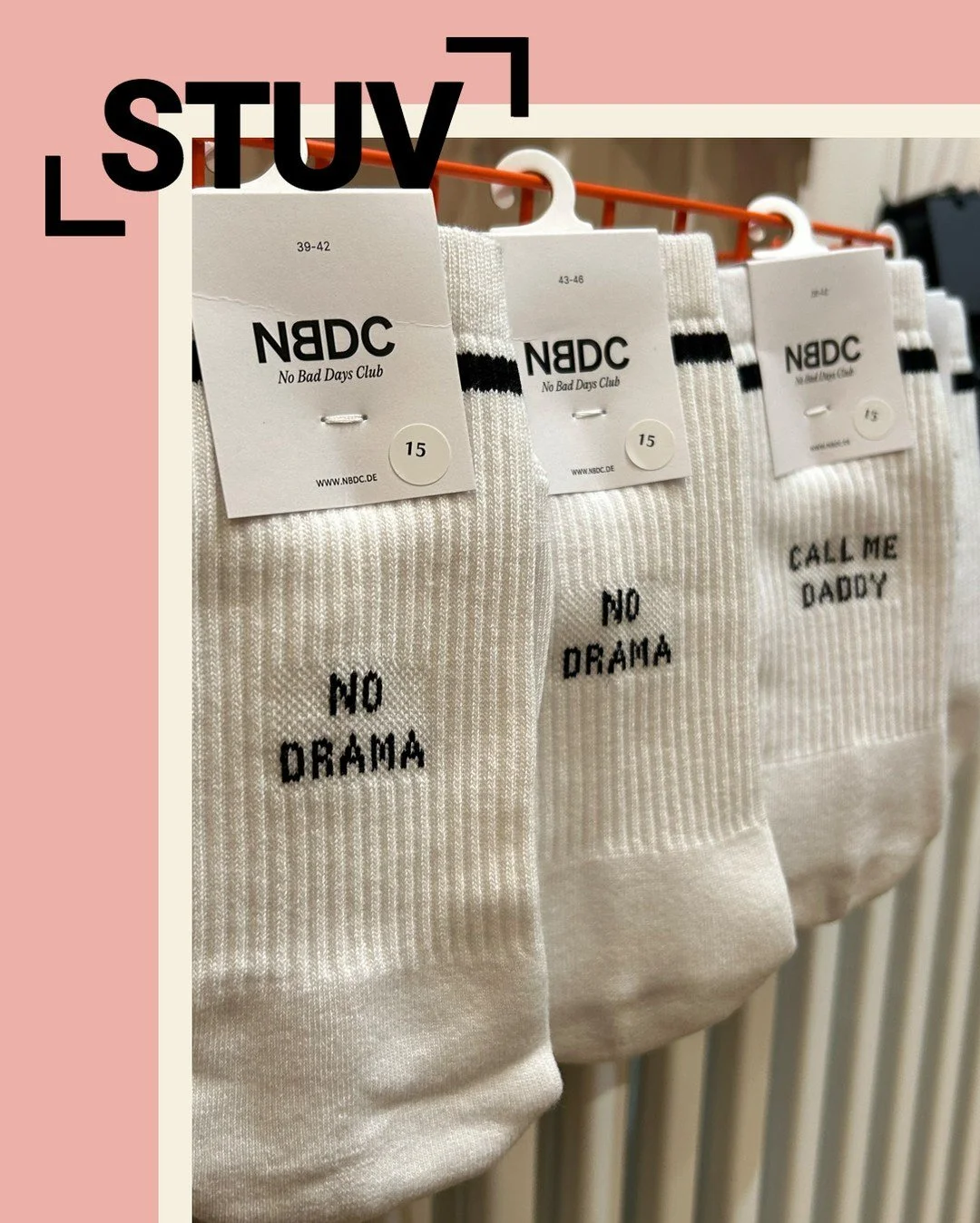 🧦 Happy feet, happy vibes!

Elk jaar liggen er wel sokken onder de kerstboom&hellip; en eerlijk? Dat is ook gewoon een klassieker die altijd scoort.
🎁 Maar bij The Good STUV maken we van dat traditionele cadeau iets bijzonders. Onze sokken zijn nie