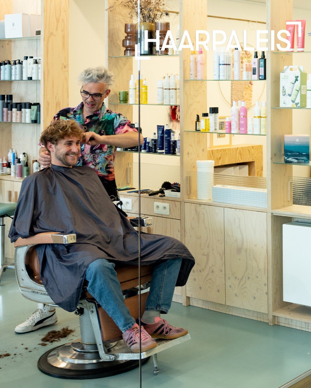 💇🏻&zwj;♂️ Niet alleen voor dames!

Bij Haarpaleis zorgen we ook voor herenlooks die indruk maken.
Van een frisse snit tot een strakke styling: wij zorgen dat jij er top uitziet &eacute;n met een smile vertrekt.

Ons team werkt met kwaliteitsvolle p