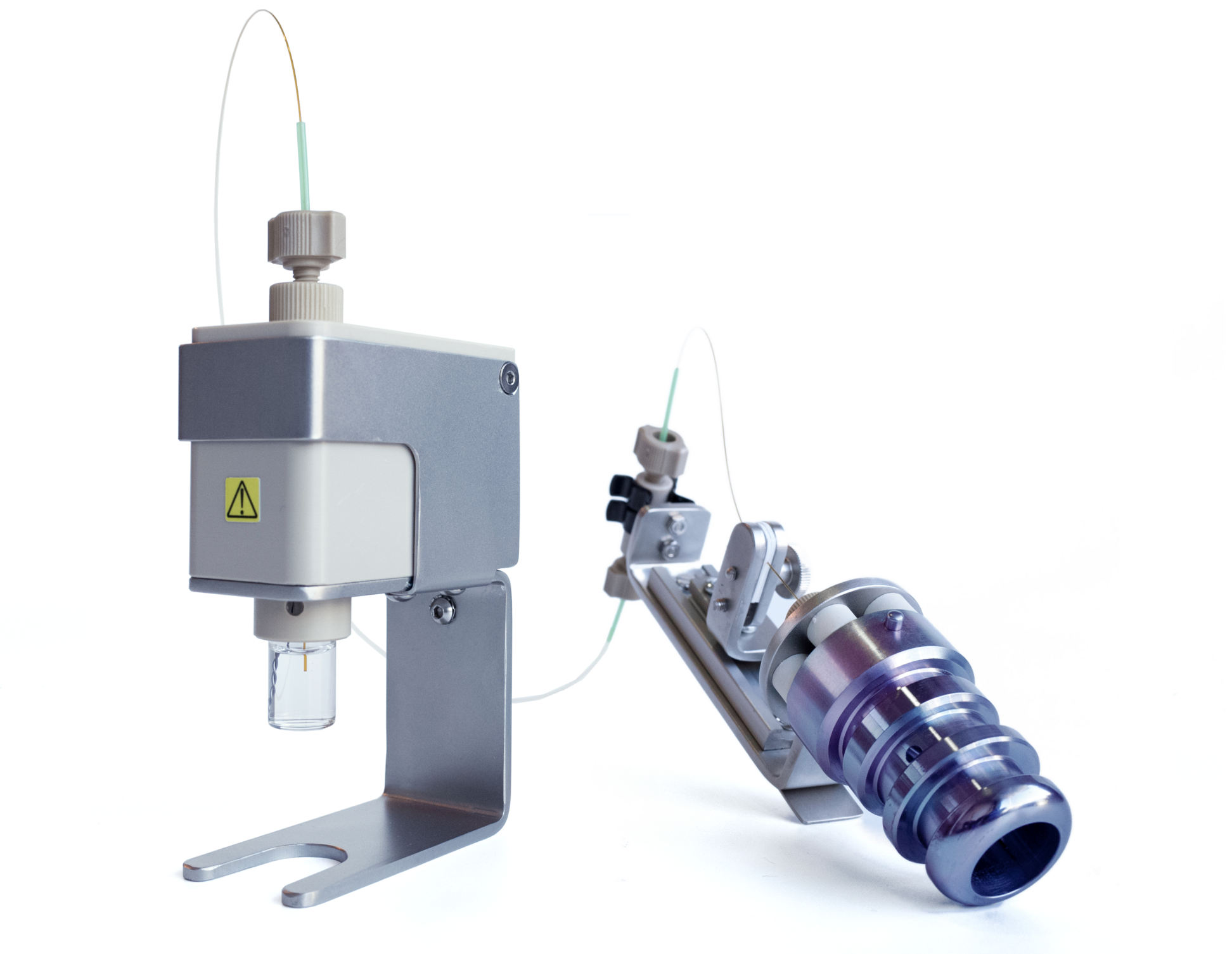 Detail of the nano-electrospray probe, showing the characteristic color produced by the passivated silica coating. - Removing the probe does not require any tool. Unlocking it only requires a 20º turn. - The liquid vial holder is removed simply by pulling it out of its housing.