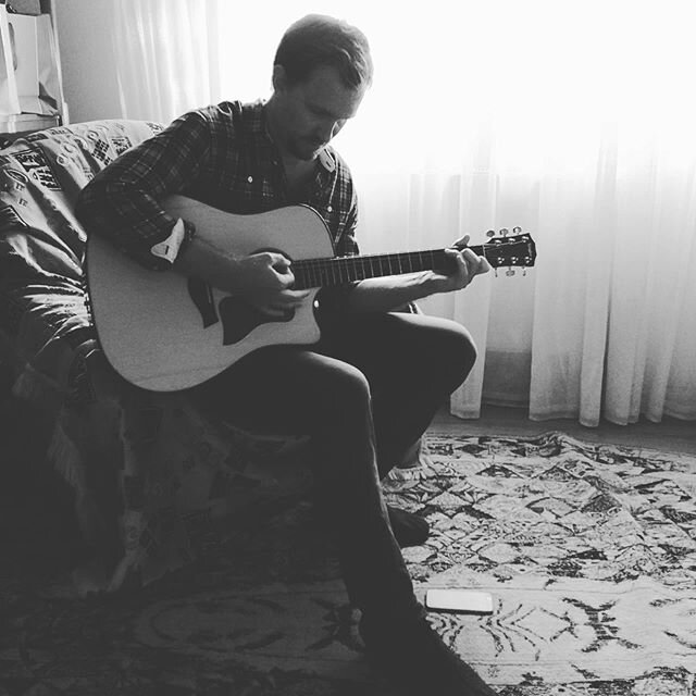 Happy Easter everybody! Hope you and your loved ones are safe and sound and that you find some space to breathe and not get too walled in in these Corona times. Luckily my guitar is always a great companion to have around and slowly the inspiration f