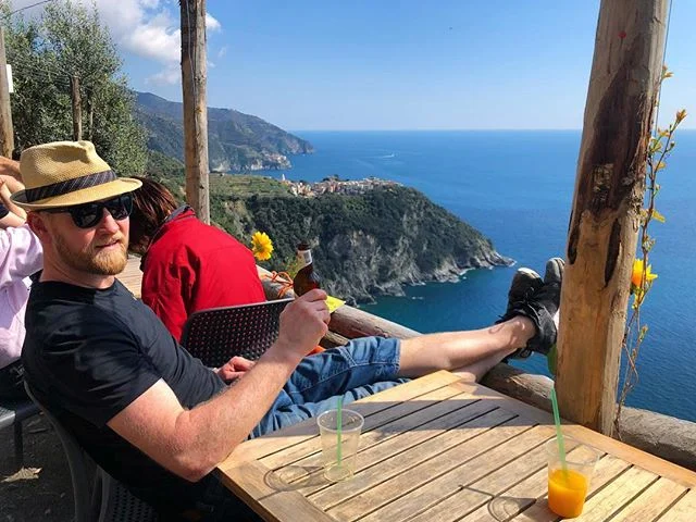 Mitt &aacute; milli Vernazza og Corniglia t&oacute;k Bar Il Gabbiano &aacute; m&oacute;ti okkur og &thorn;a&eth; var ekki anna&eth; h&aelig;gt en a&eth; stoppa og d&aacute;st a&eth; &uacute;ts&yacute;ninu yfir Corniglia