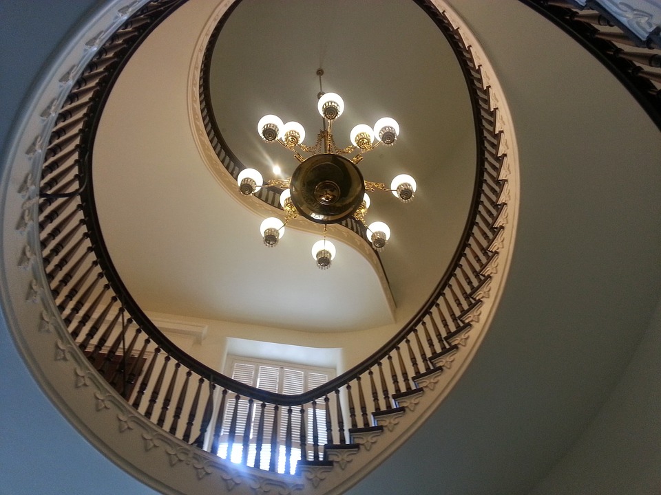 012-Staircase-Lights-Chandelier-Decorated-Stairs-612374.jpg