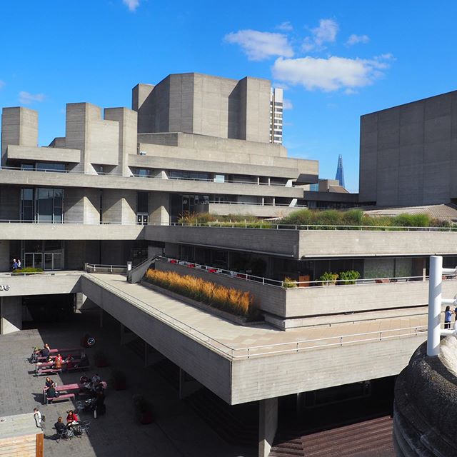 On a beautiful day like yesterday, the brutalist building of the National Theatre looks stunning! Very sculptural with green areas perfectly chosen. A masterpiece of architecture by Denys Lasdun that created controversies but is now in perfect harmon