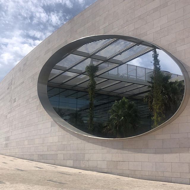 So sculptural! Champalimaud Centre for the Unknown opened in 2010 was designed by Indian architect Charles Correa as a a biomedical research facility in Portugal.  #architecture #medicalfoundation #lisbon #lisbonarchitecture #indianarchitect #publics