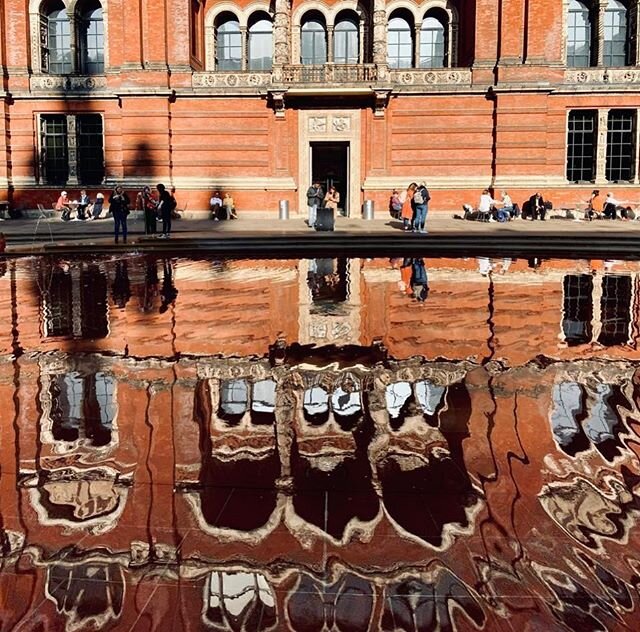 Hopefully, we will soon enjoy some magic moments in the V&amp;A&rsquo;s courtyard and get lost in its gargantuan collection ... Have a safe weekend!
#londonmuseum #victoriaalbertmuseum #courtyard #waterreflections #afterthelockdown✌️