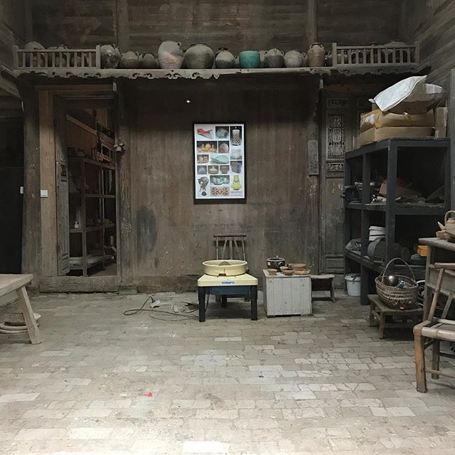 It's great to see so many local young artists setting up studios and shops in Jingdezhen. Really envy some of these beautiful spaces! #potterystudio #jingdezhen