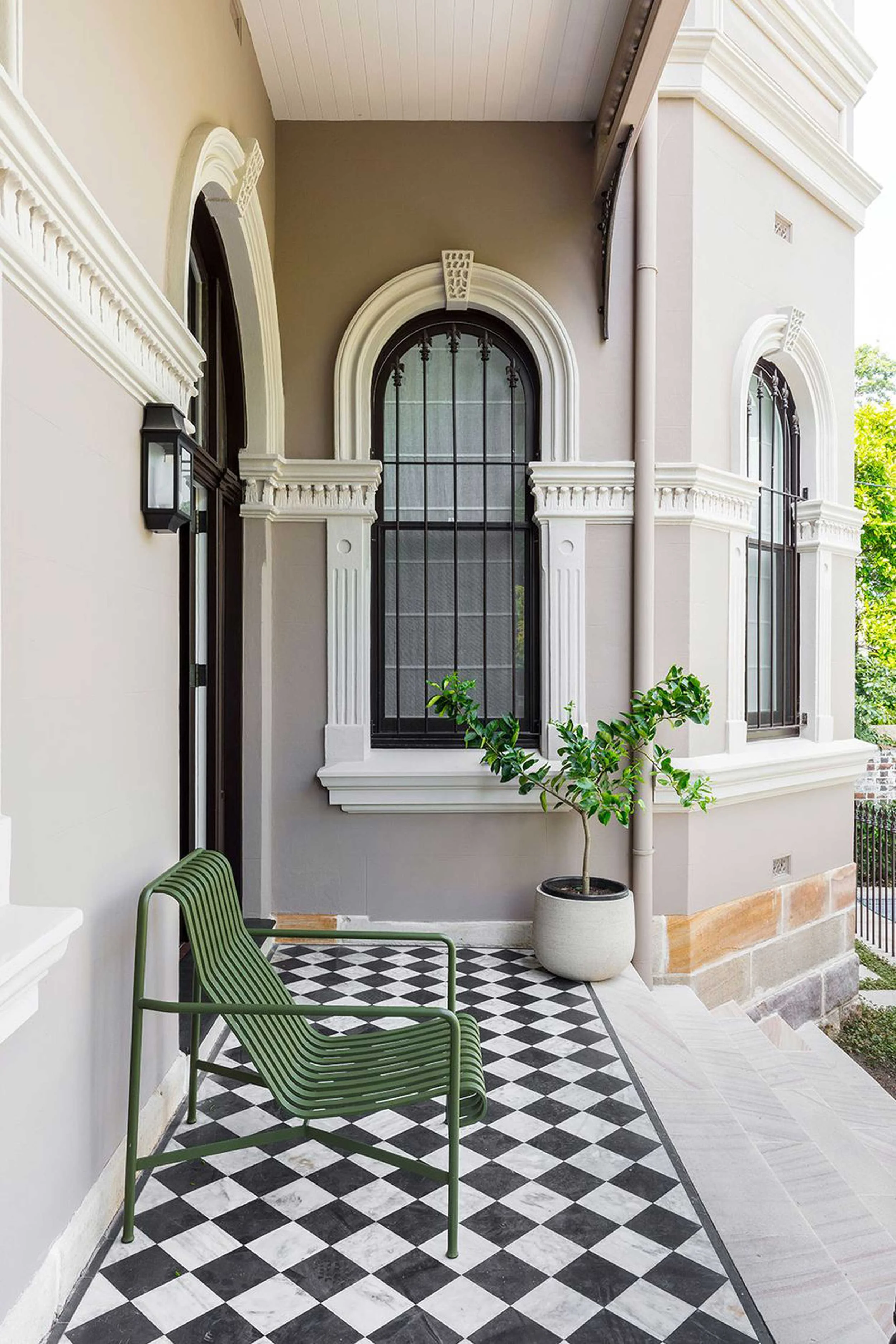 9 Springy Front Door &amp; Porch Combos That'll Shake Away Those Winter Cobwebs 
