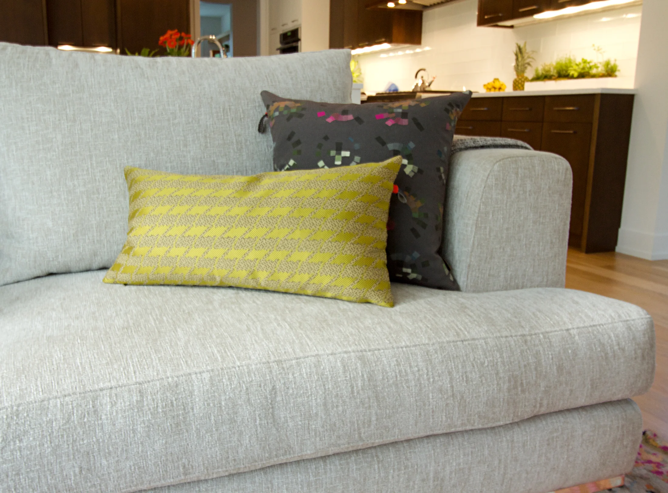 RuthJohnsonInteriors_7606PillowRight1.jpg