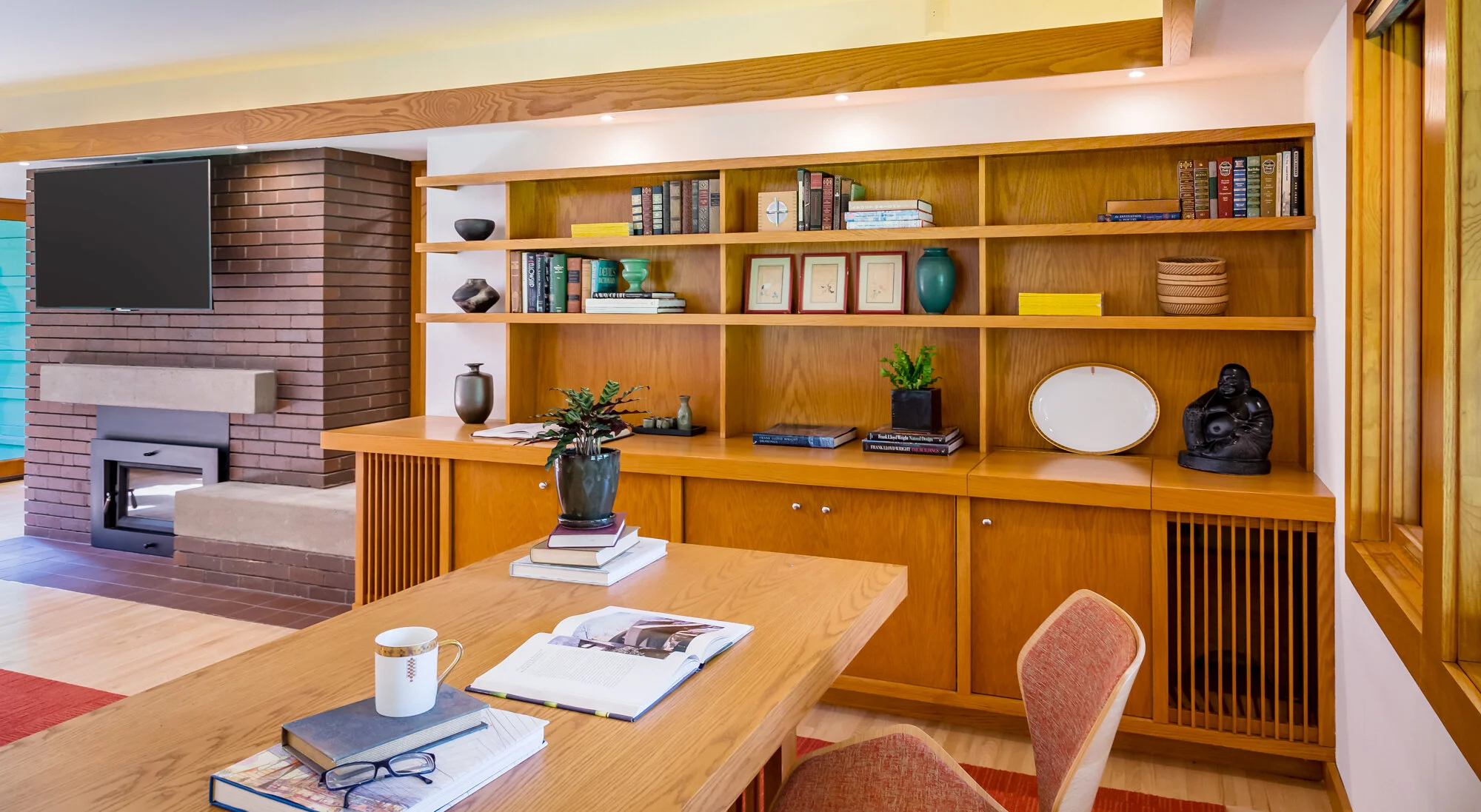 RJI_LakeMinnGuest_Desk.jpg