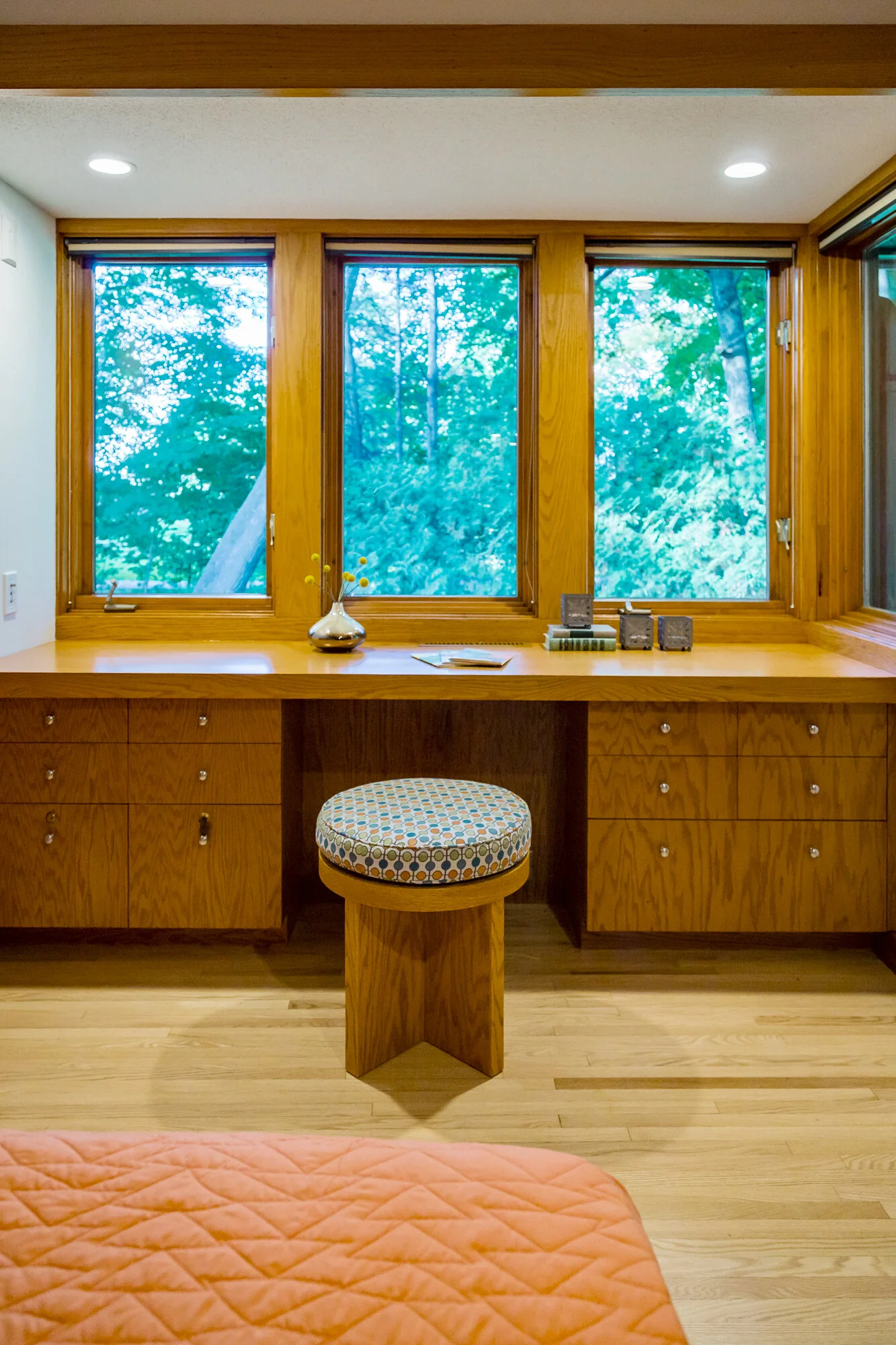 RJI_LakeMinnGuest_MasterDesk.jpg