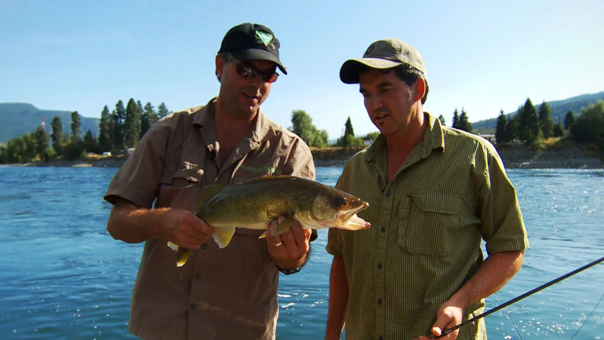dwayne-holding-walleye-04-web.jpg