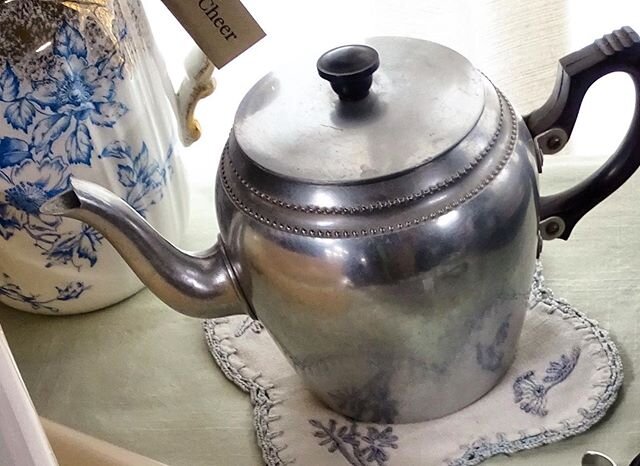 Sona Ware teapot - perfect for display - or a spot of tea!
❤️☕️🤍
.
.
.
.
.
#warmthandcheer #shopetsy #shopetsyvintage #vintagesonaware #vintageteapot #estatesaletreasures #estatesalefinds