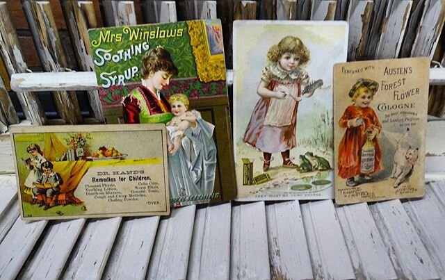 Before &ldquo;google ads&rdquo; there were advertising cards.  Everything old is new again!
🧡💚💛
.
.
.
.
.
#warmthandcheer #shopetsy #shopetsyvintage #vintageadvertisingcards #estatesalefinds #estatesaletreasures