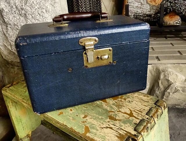 What should this vintage train case be in its next life?  You decide.
💙🤍💚 .
.
.
.
#warmthandcheer #shopetsy #shopetsyvintage #vintagetraincase #estatesalefinds #estatesaletreasures