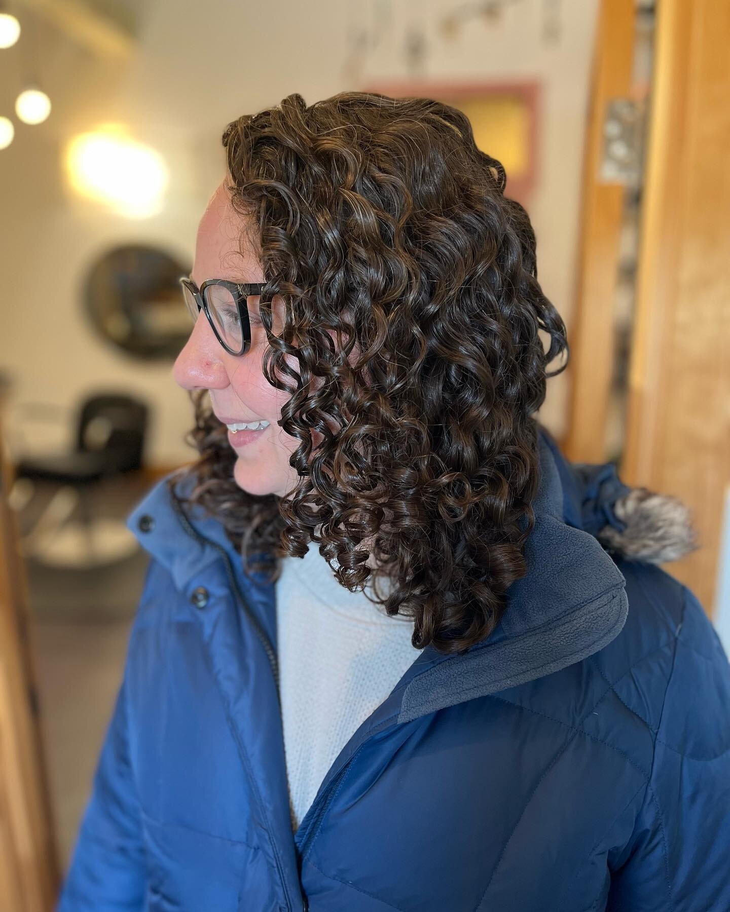 Gretchen&rsquo;s curls are amazing! So I had to take the opportunity to actually snap a quick photo for my instagram to let y&rsquo;all know I&rsquo;m alive and still doing awesome hair! 😄