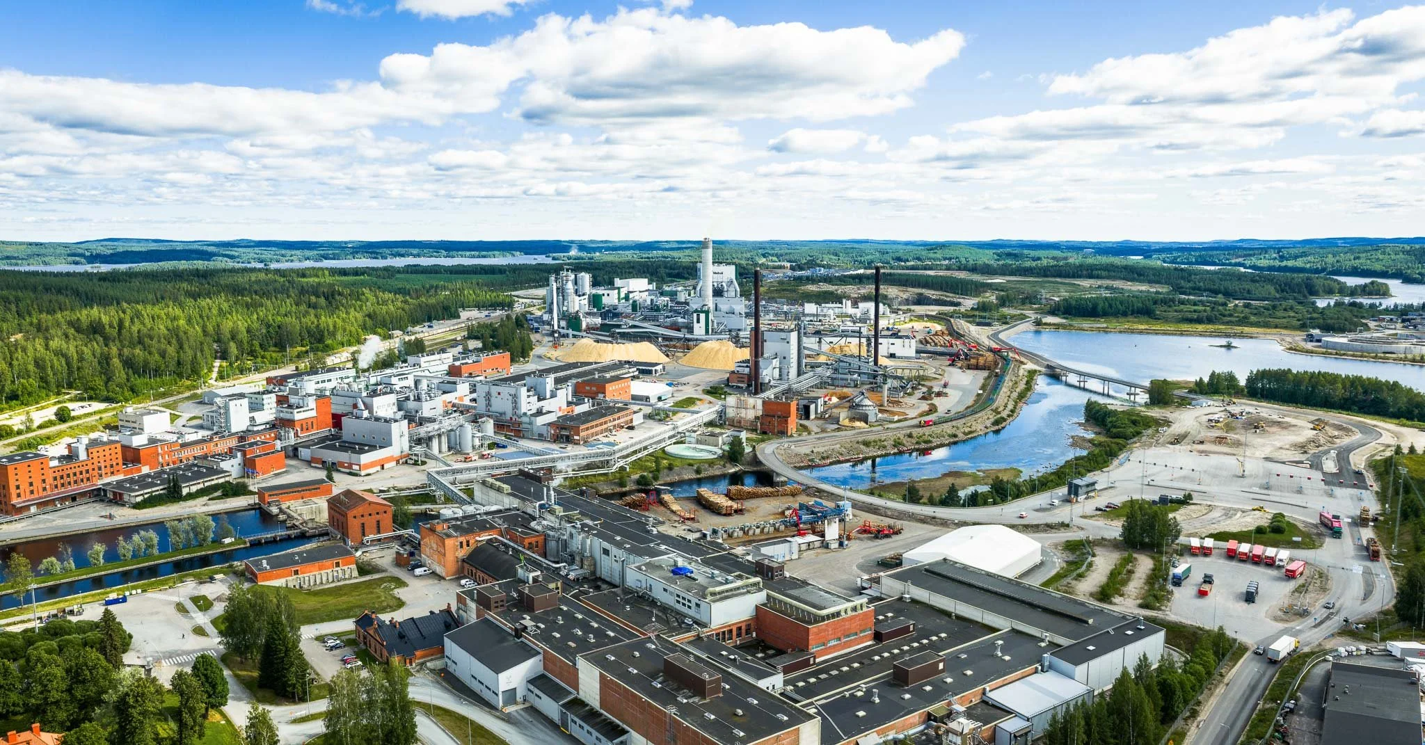 Dronekuva panoraamana Metsä Groupin tehdasalueesta Äänekoskelta aurinkoisena kesäpäivänä.