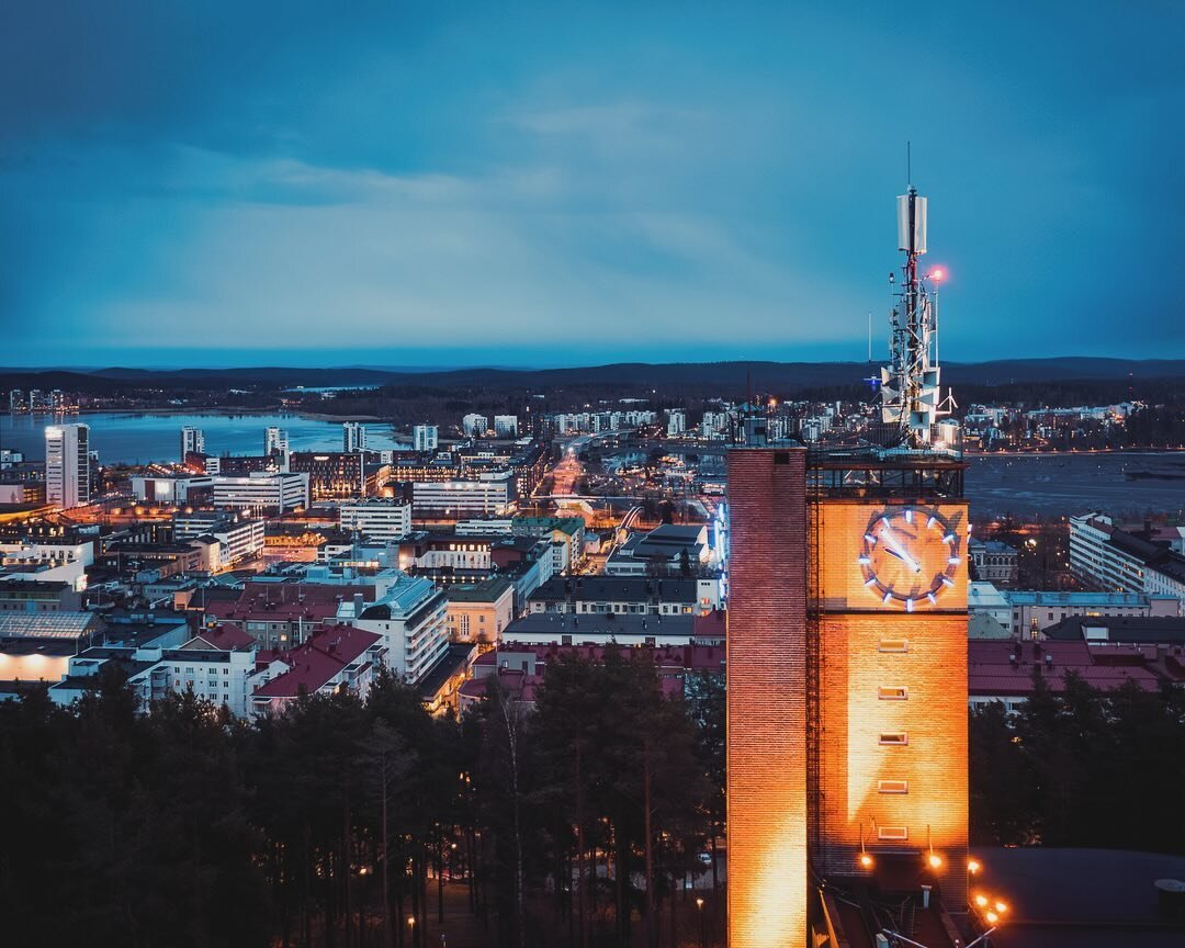 Dronekuvia Jyv&auml;skyl&auml;st&auml;. Minuun tekee kaupunkimaisemassa vaikutuksen aina se hetki kun kaupungin valot syttyv&auml;t h&auml;m&auml;r&auml;n laskeutuessa, mutta viel&auml; ei ole t&auml;ysin pime&auml;&auml;. Twilight! ✨