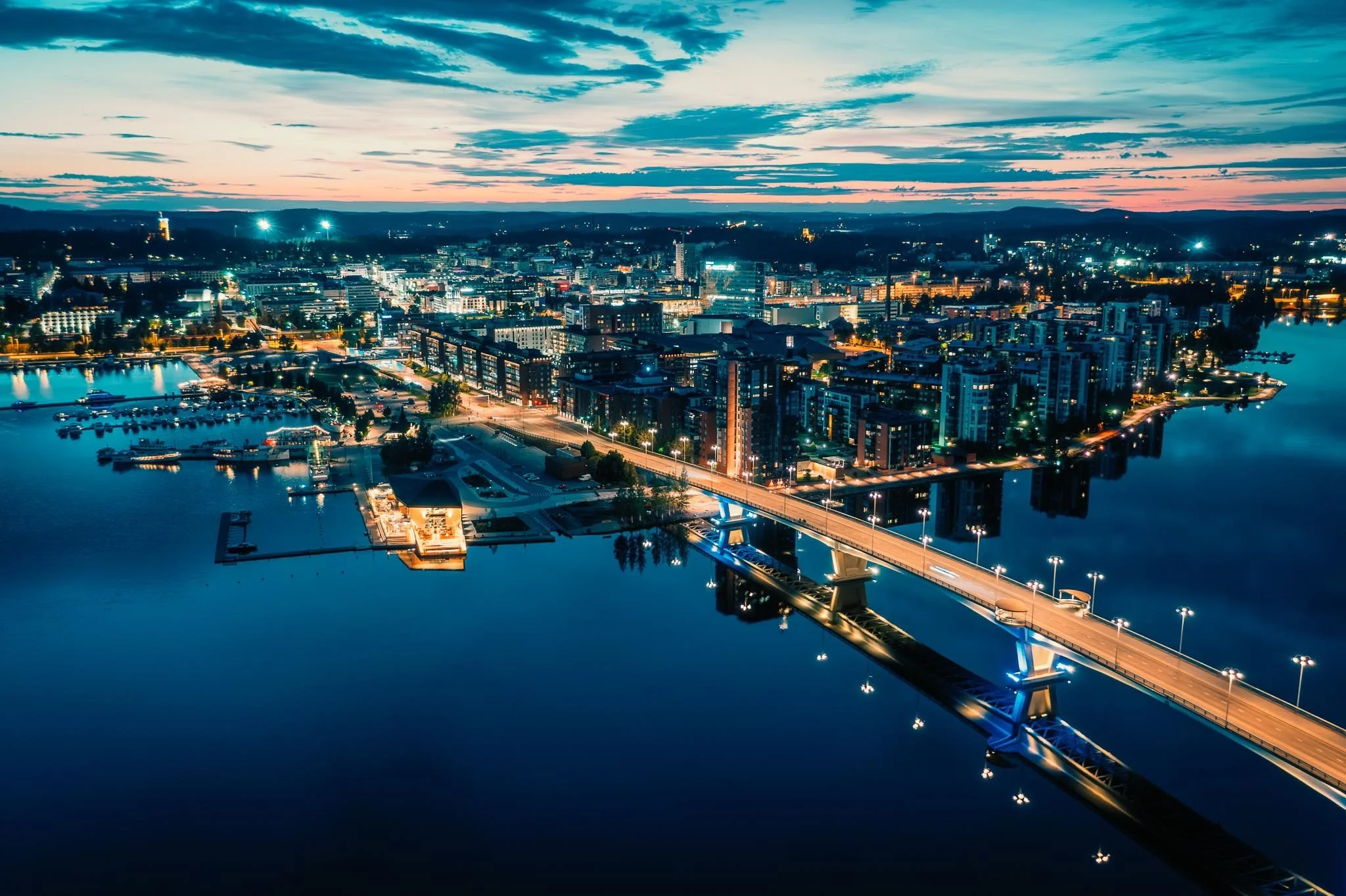 Jyv&auml;skyl&auml; twilight.🌙 Teen dronekuvaukset yrityksille, yhteis&ouml;ille ja hankkeille, kerro vain mit&auml; kuvataan. Video- ja valokuvaukset tarpeen mukaan kes&auml;ll&auml; ja talvella, y&ouml;ll&auml; tai p&auml;iv&auml;ll&auml;. Laita v