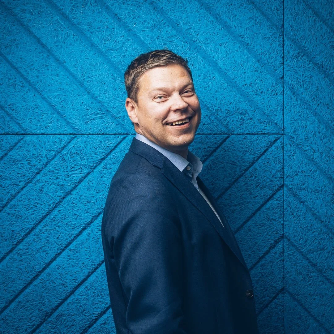 Kuvasin johtaja Janne Murtoniemen Maanmittauslaitokselta Vuokranantaja-lehden juttuun, oli nopea ja vauhdikas kuvaus! Taustakartonki oli kans mukana, mut sit&auml; ei tuossa neukkarissa todellakaan tarvittu. 
*
*
*
*
#henkil&ouml;kuva #muotokuva #leh