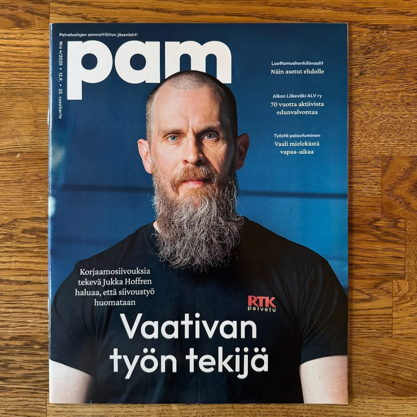 Repparikuvaus PAM-lehteen Jukka Hoffrenista, joka siivoaa ty&ouml;kseen autokorjaamolla. T&auml;rke&auml;&auml; ja n&auml;kym&auml;t&ouml;nt&auml; ty&ouml;t&auml;, jota ei minunkaan ole korjaamon asiakkaan n&auml;k&ouml;kulmasta tullut koskaan edes a