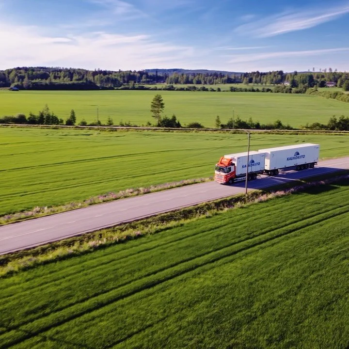 Kes&auml; ja kuvaussesonki l&auml;hestyy taas! T&auml;m&auml;n videon toteutin viime kes&auml;n&auml; Kuljetusliike Taipaleelle, se k&auml;ytettiin mm. verkkosivujen herovideoksi. Ideat heiteltiin ja tavoitteet laadittiin mukavasti yhteisty&ouml;ss&a
