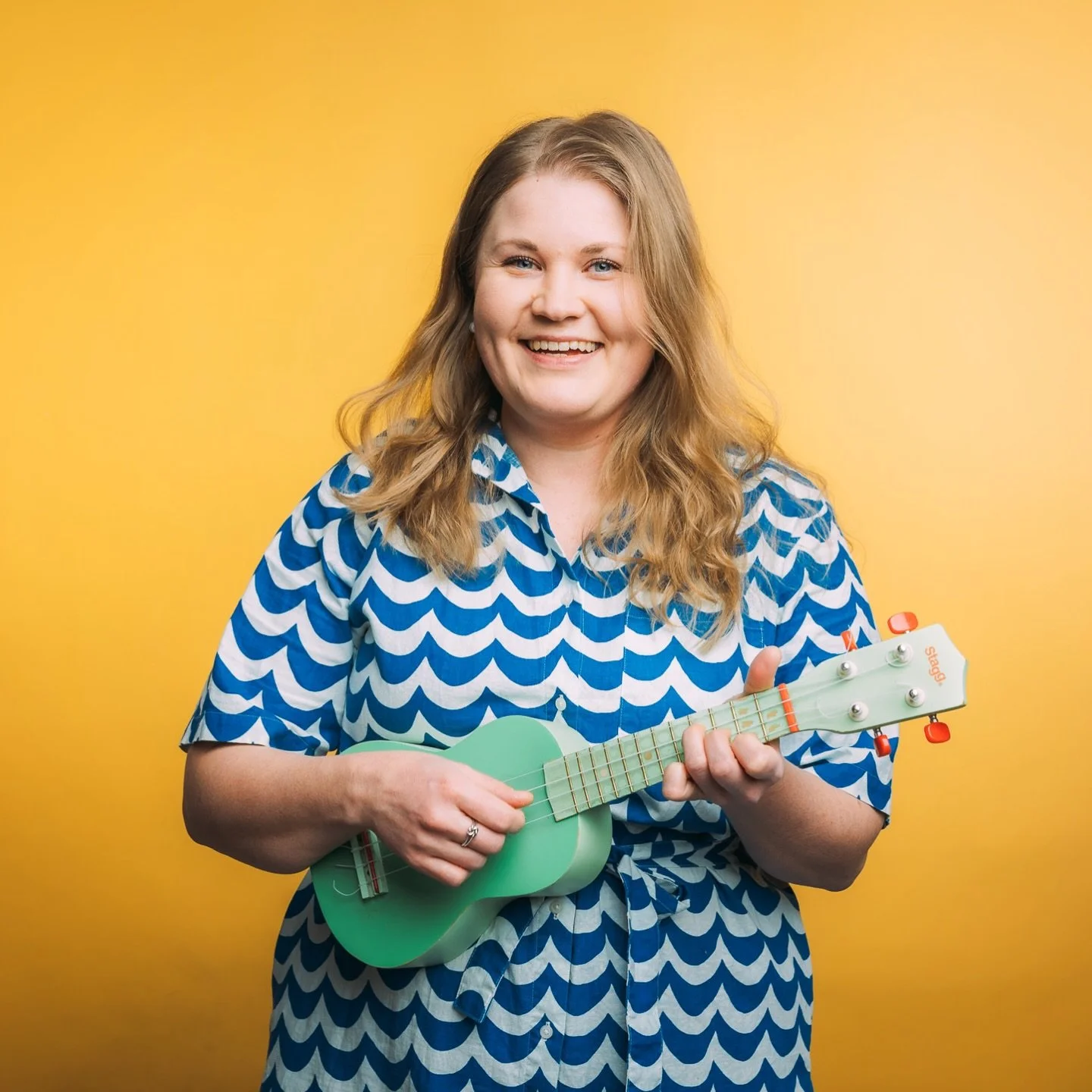 Keskell&auml; pime&auml;&auml; talvea otettuja aurinkoisia kuvia Jyv&auml;skyl&auml;n seurakunnan musiikkity&ouml;lle. Kuvissa seurakuntamuusikko Matilda Kangas. 
#valokuvaajajyv&auml;skyl&auml; #henkil&ouml;kuvaus #markkinointikuvaus #viestint&auml;