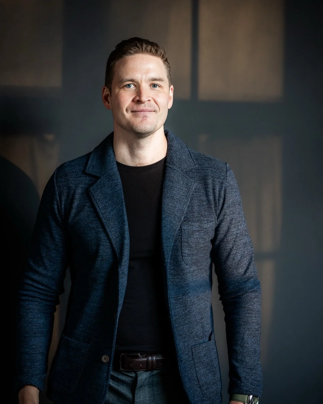 Henkil&ouml;kuvia yritt&auml;j&auml;lle, Teemu P&auml;rn&auml;nen / PREM. N&auml;m&auml; kuvattiin Studio Piipussa Vaajakosken Wanhalla Naulatehtaalla. Meill&auml; voi hy&ouml;dynt&auml;&auml; my&ouml;s suurista tehdasikkunoista tulevaa luonnonvaloa,