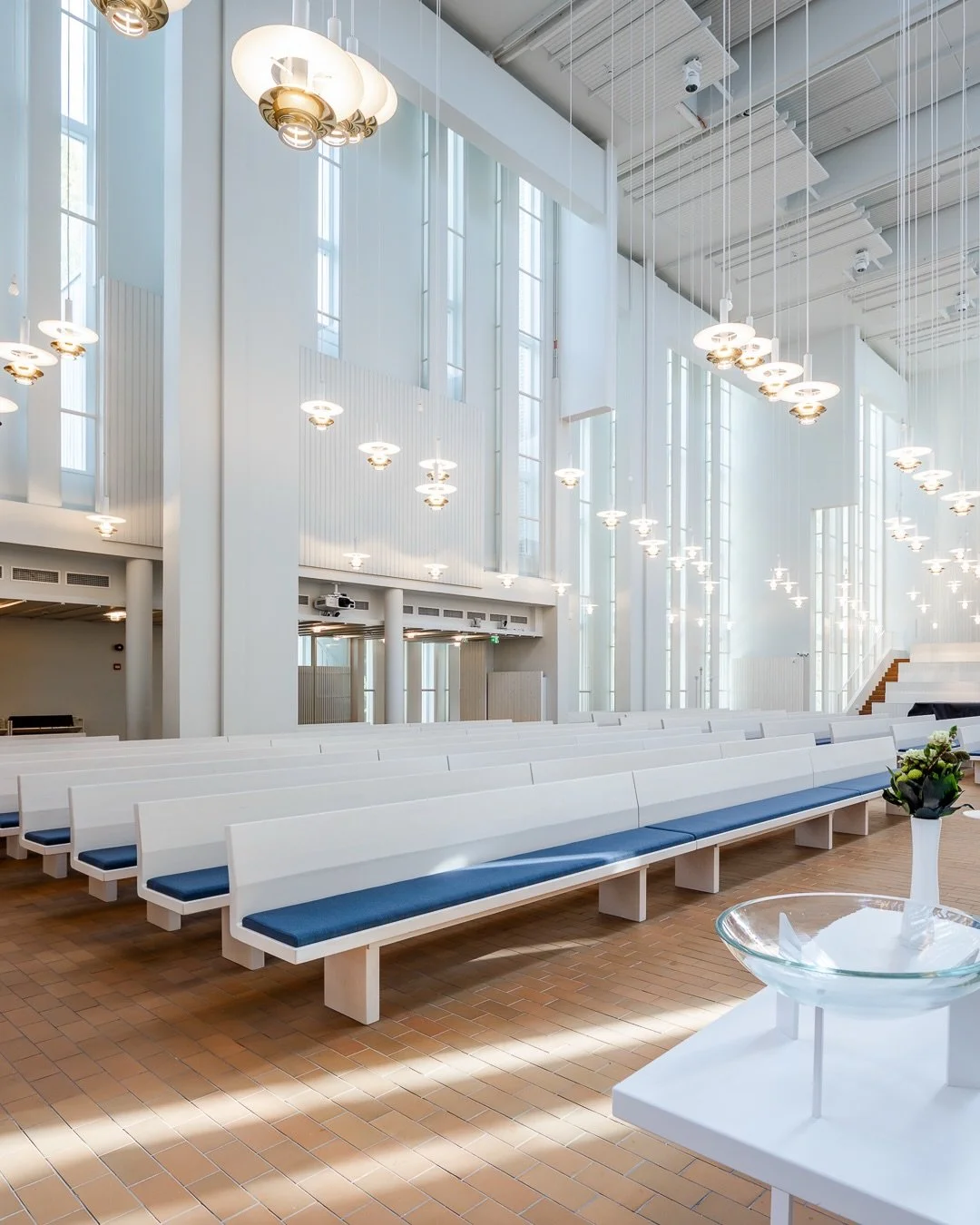 Myyrm&auml;en kirkko Vantaalla peruskorjauksen aikana 2023 ja sen valmistuttua 2024. 
@kirkkovantaalla @myyrmaenkirkko_myyrmakichurch