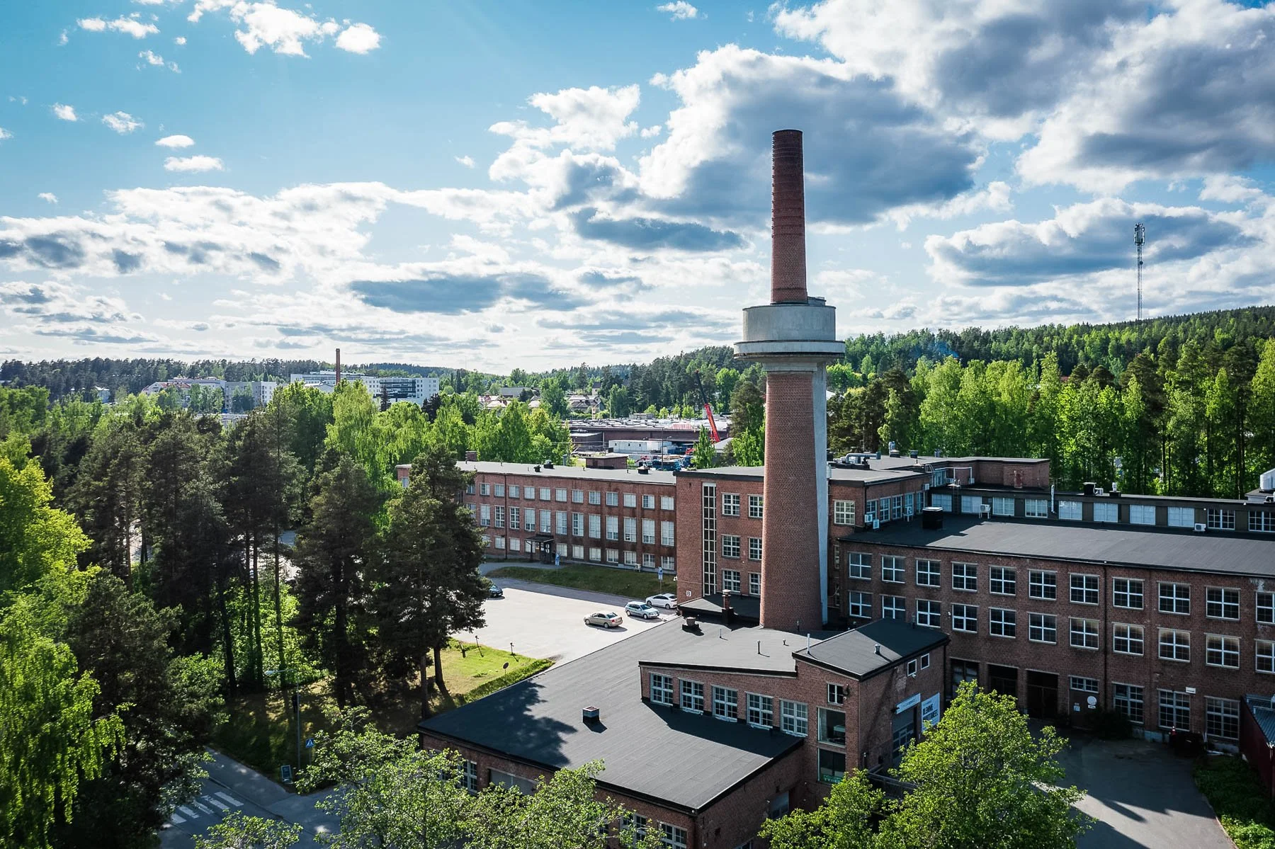 Dronella otettu ilmakuva Jyväskylästä Vaajakosken Wanhasta Naulatehtaasta poutaisena kesäpäivänä