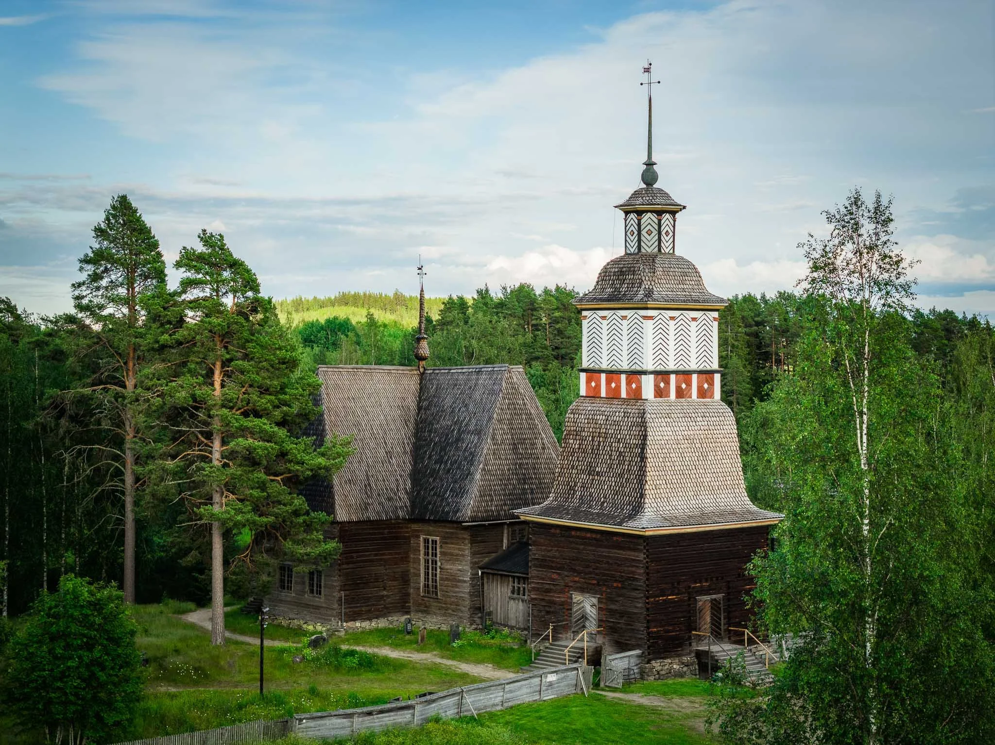 Petäjäveden vanha kirkko, Unescon maailmanperintökohde dronella kuvattuna ilta-auringossa kesällä.