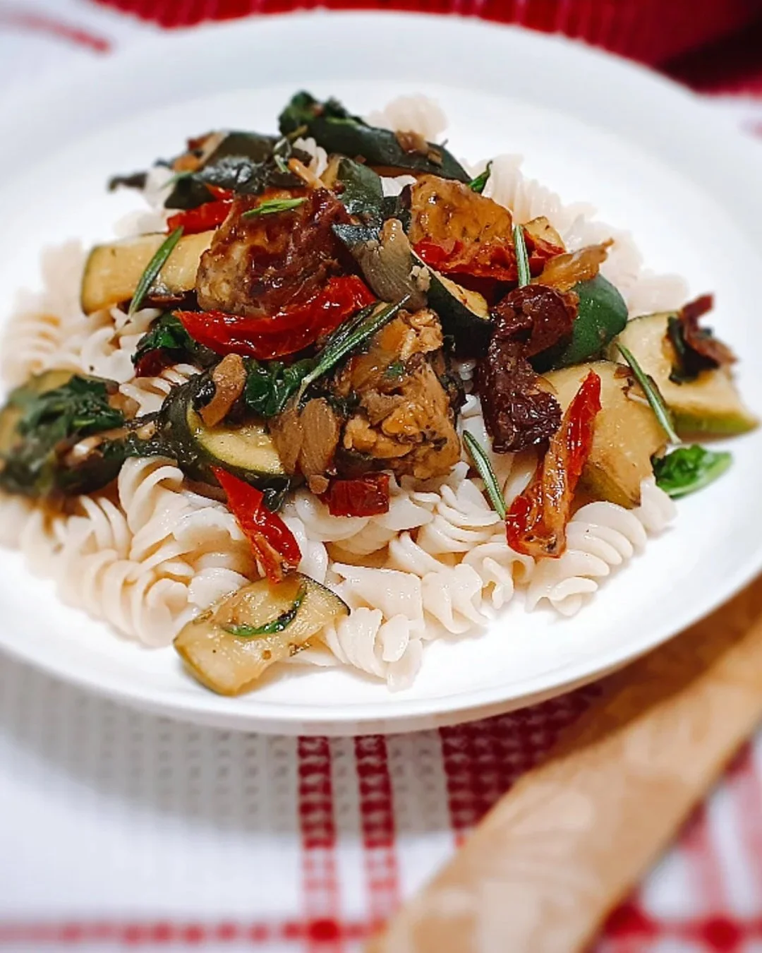 Zucchini &amp; Sun-Dried Tomato Tempeh Pasta 🍝 (Vegan)

Tempeh may not be as well-known as its cousin tofu, but it deserves a spot on your table! Made from fermented soybeans, tempeh is a firm, flavourful source of plant-based protein&mdash;and a gr