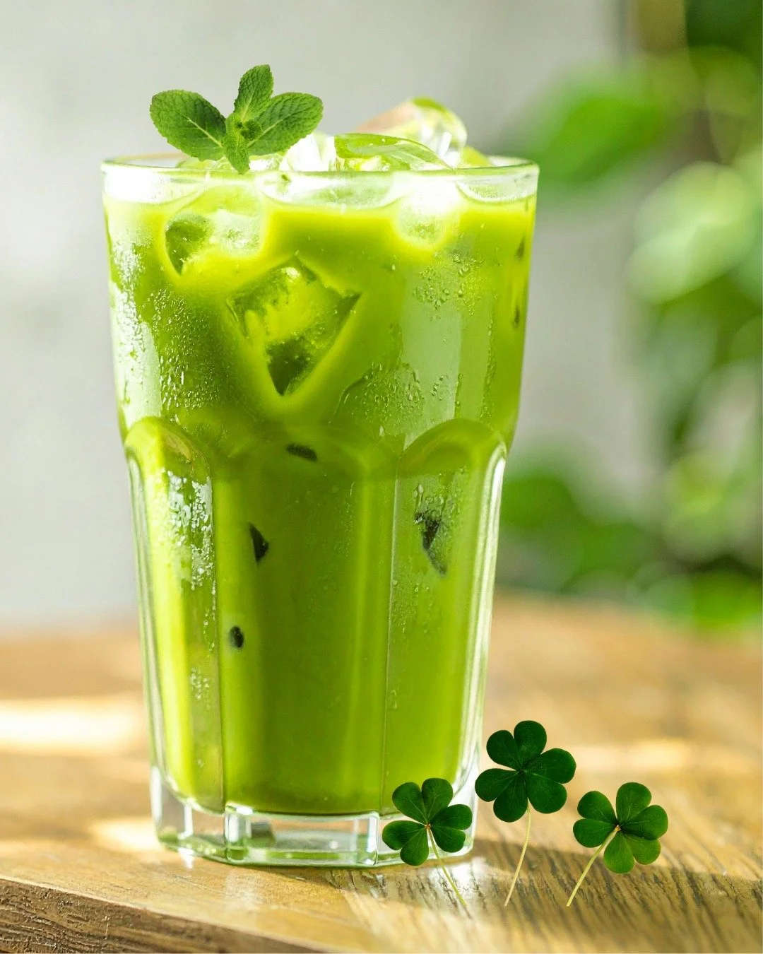 With St. Patrick&rsquo;s Day just around the corner 🍀 I had to share something green! 💚

These green smoothies are inspired by those minty shakes a certain fast food restaurant made famous back in the 1980s 😉🥤

They&rsquo;ve got all the nostalgic