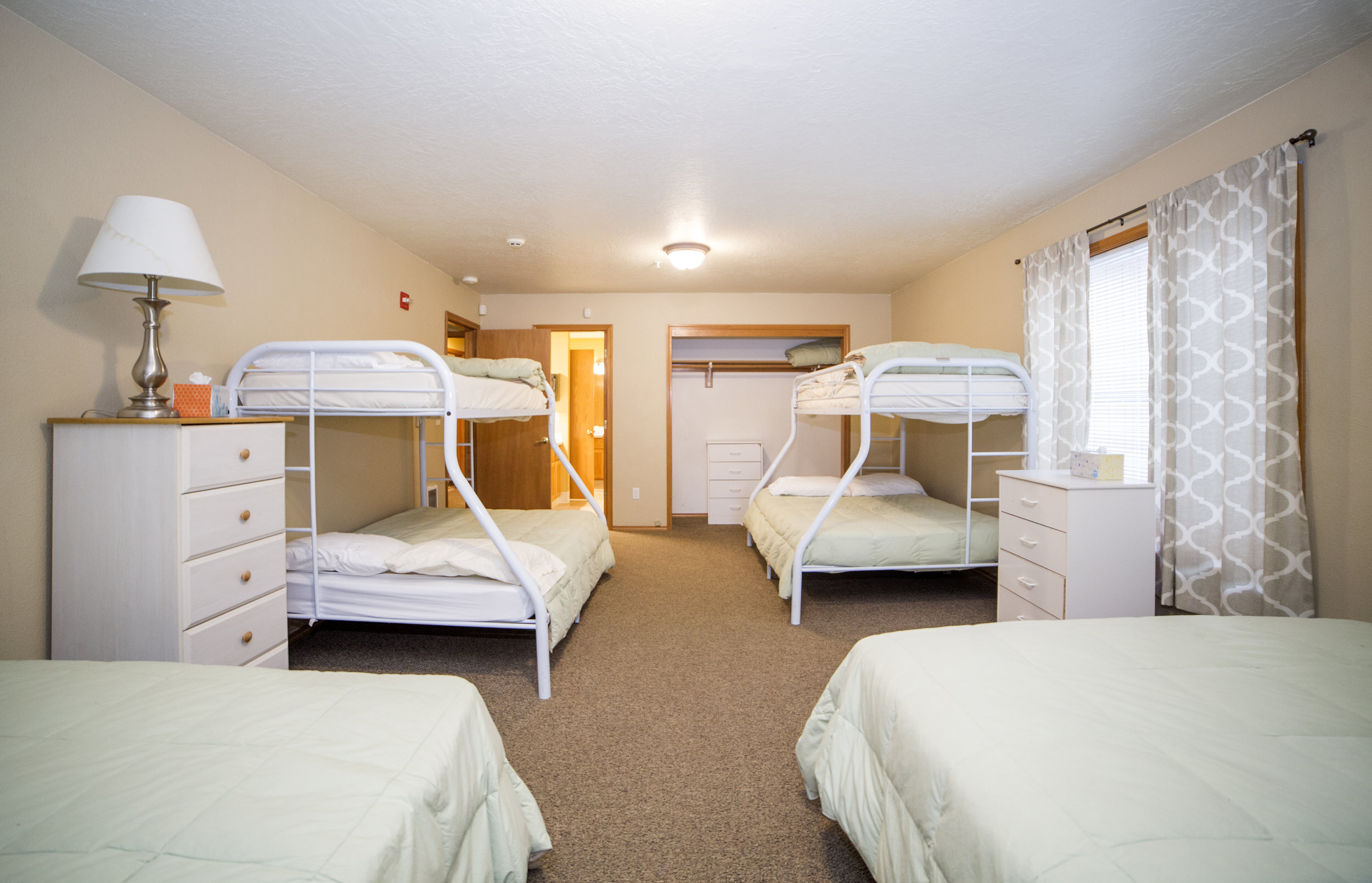 Windells-Adult-Ski-Camp-lodging-bunkroom