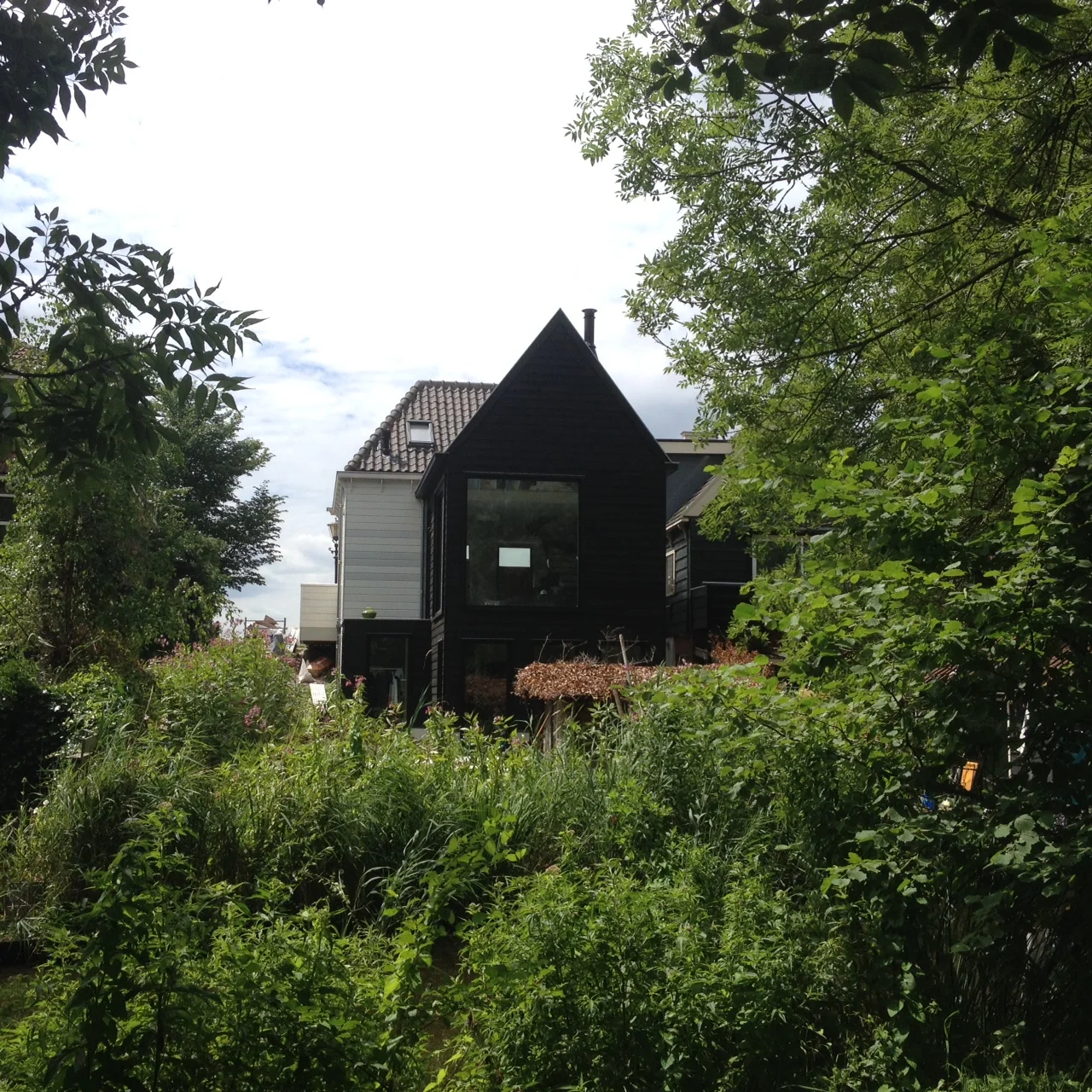  ontwerp 2016-2017  oppervlakte 160 m2  programma woonhuis met 3 slaapkamers  opdrachtgever particulier  adviseur Van Eden Bouwconstructies (constructeur)  Uitvoering: Aannemingsbedrijf Vreeling bv    Een vervallen dijkwoning is opnieuw ontworpen en 