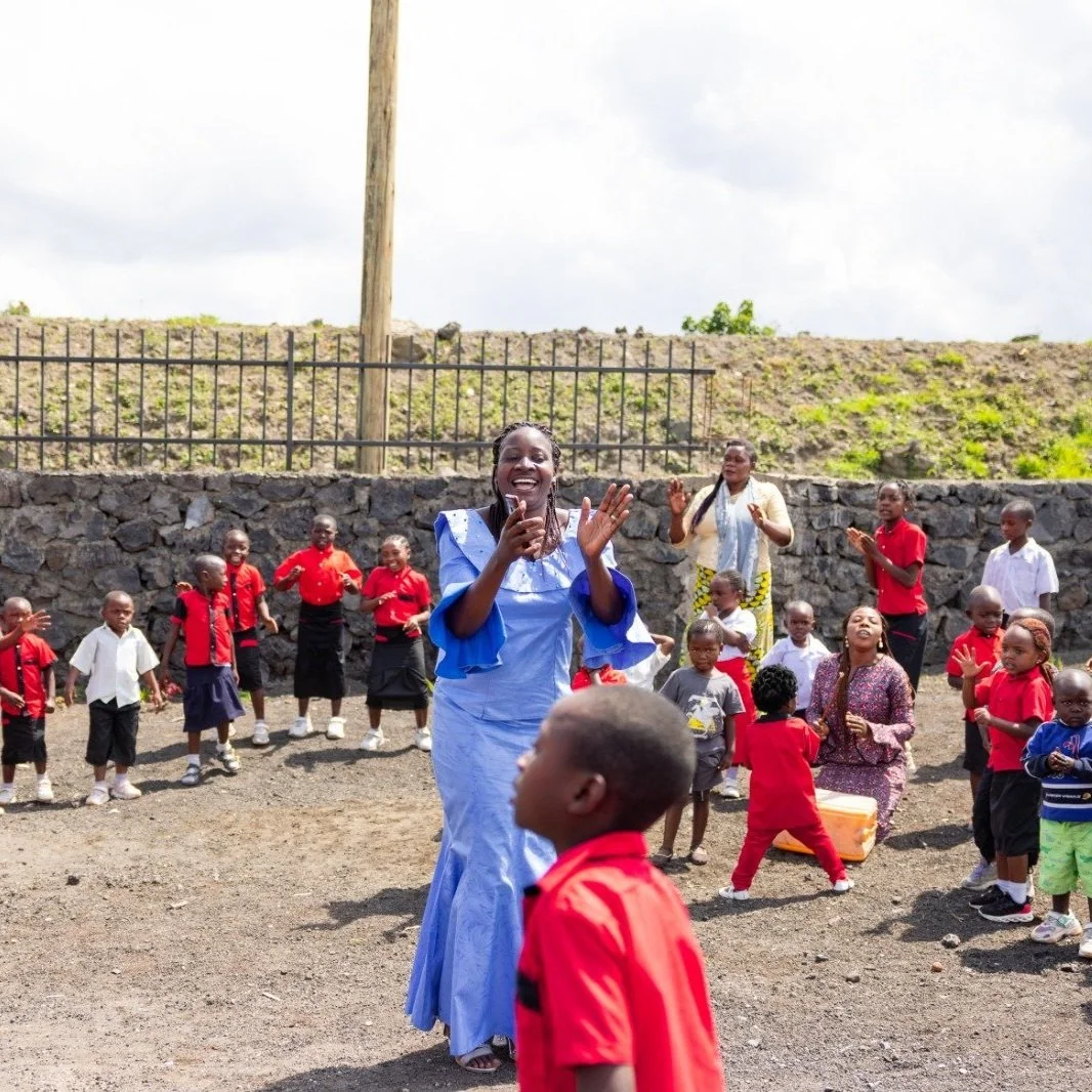 What kind of schooling do students in protracted conflict and crisis need?