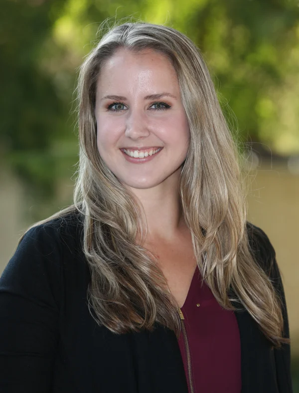 Headshots_600px_Mackenzie.jpg