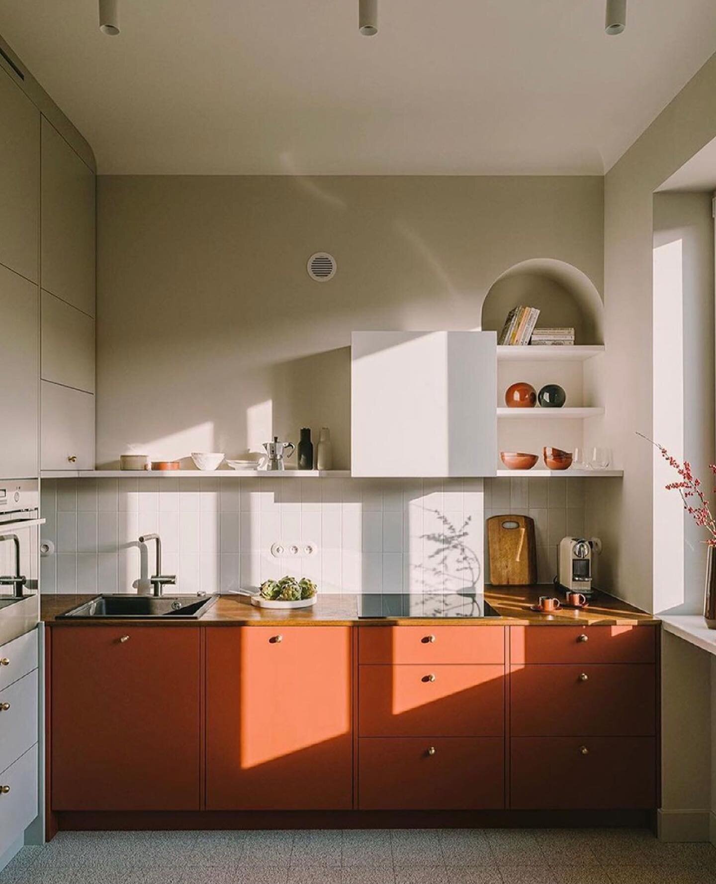 Design inspo via @kwstudiokwstudio
Persimmon and terracotta hues are where it&rsquo;s at. Love this kitchen 📷 @pionfotografia 
.
.
.
.
.
.
.
#kitchendesign #kitcheninspiration #kitchencabinets #modernkitchen