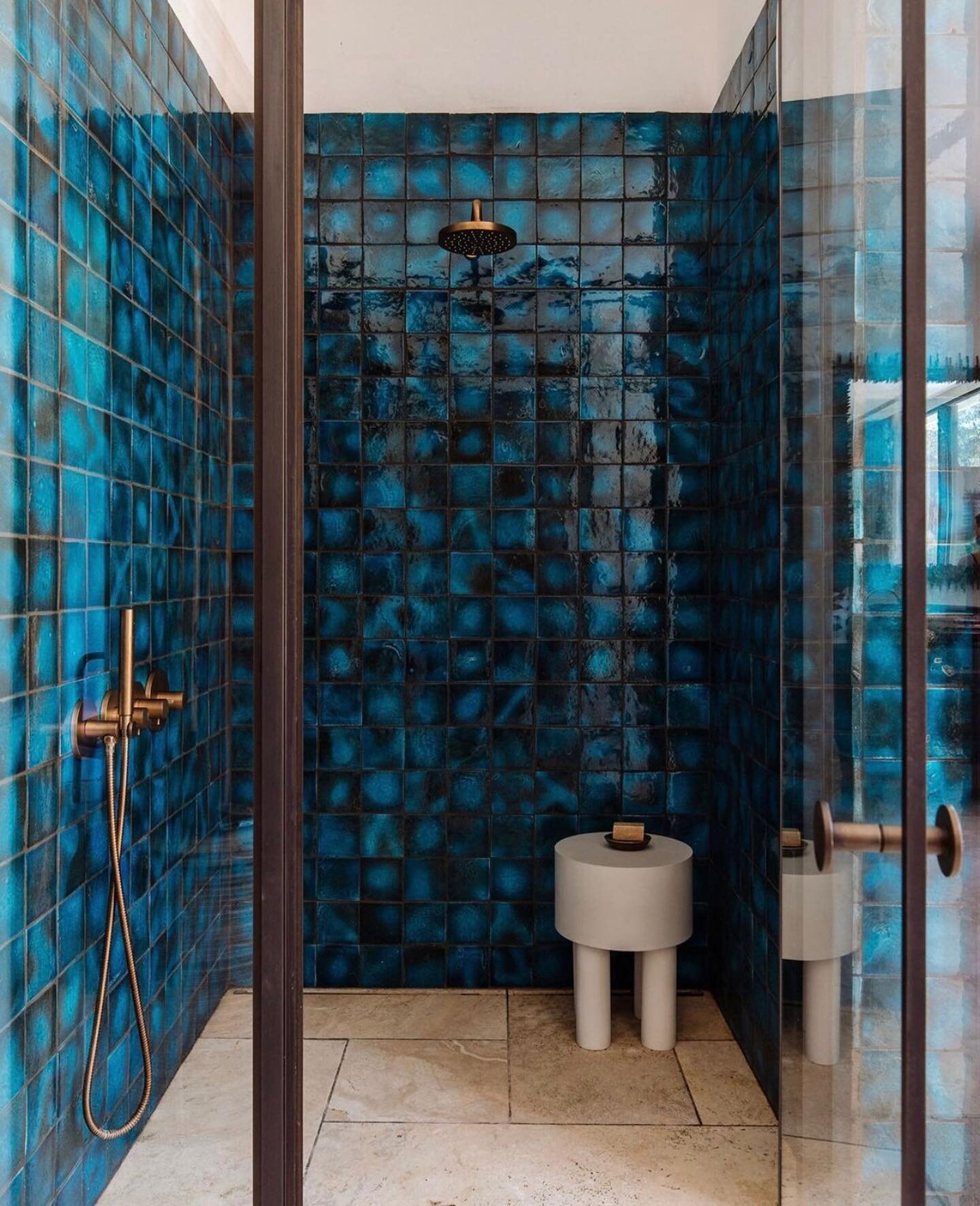 This shower designed by @nataliamiyar in a house in Ibiza is a stunner. The shades of Mediterranean blue in the handmade Florentine tiles are perfection 🌊 #designinspo
.
.
.
.
.
.
.
#designinspiration #bathroominspo #showertile #bathroomtile #bathro