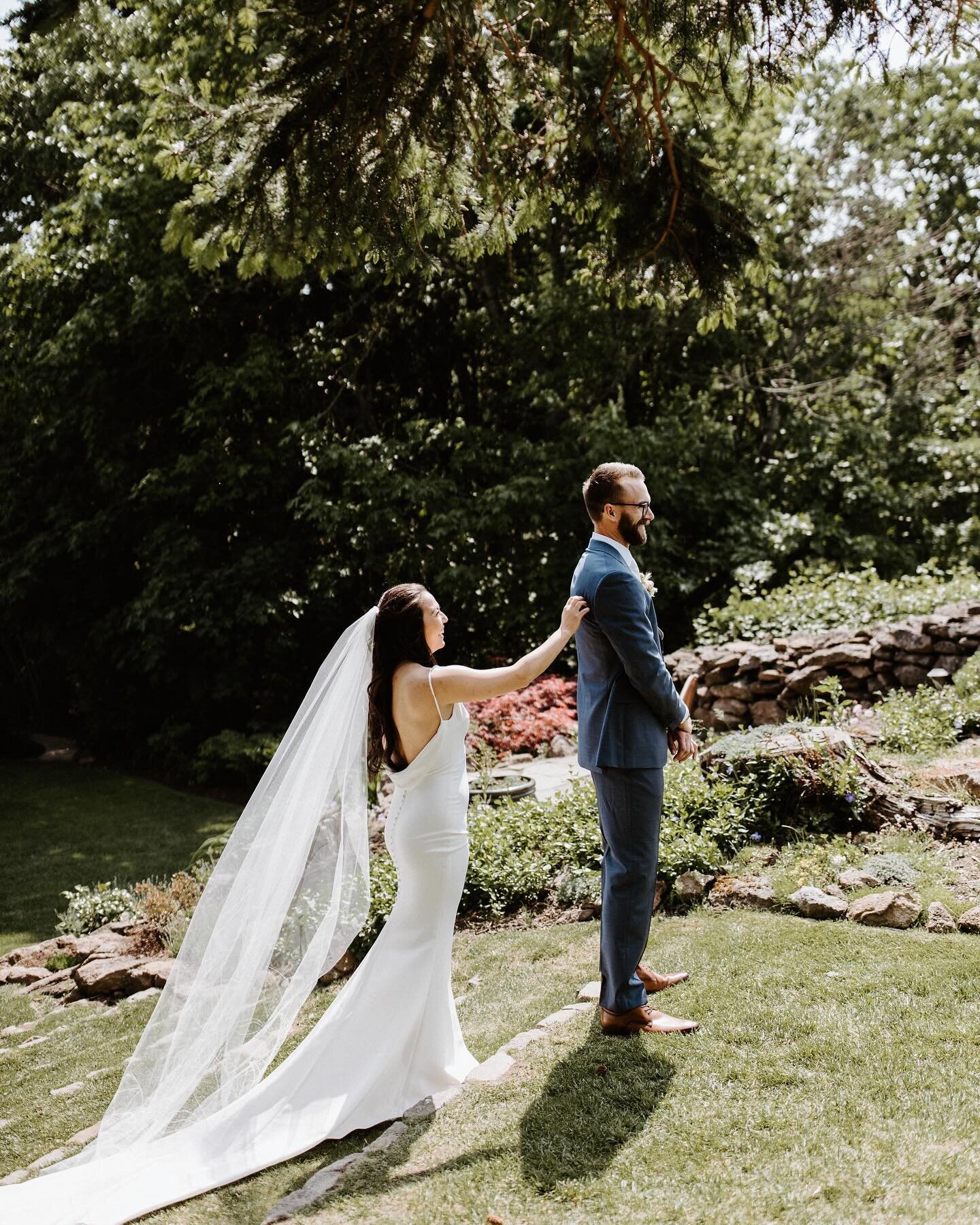 The sweetest first look on those gorgeous grass steps @thegriffinhouse 💖
.
#oregonwedding #oregonweddingphotographer #portlandwedding #oregonweddingvenues