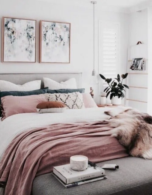 This bed shows a beautifully balanced scheme with blush pink tie side pillowcases, with a similar blush pink throw and fur at the foot. Furthermore, they have even added a bench at the end of the bed in a stunning marl grey quilted fabric, which references back to the grey linen bed head nicely.
