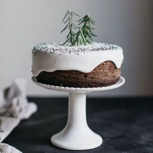 Foodie - When I saw this image it spoke to me, not only because I love cake, but the idea of some rosemary to form little pine trees... too good!