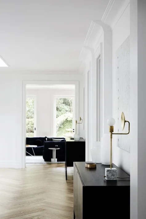I think this interior also uses the one colour technique well. Although it has high ceilings this transitional space feels welcoming and airy, and flows well into the next room. The walls extend upwards into the ceiling, although there is intricate architraves and cornicing, it doesn't break up the space like a multi-tone scheme would.
