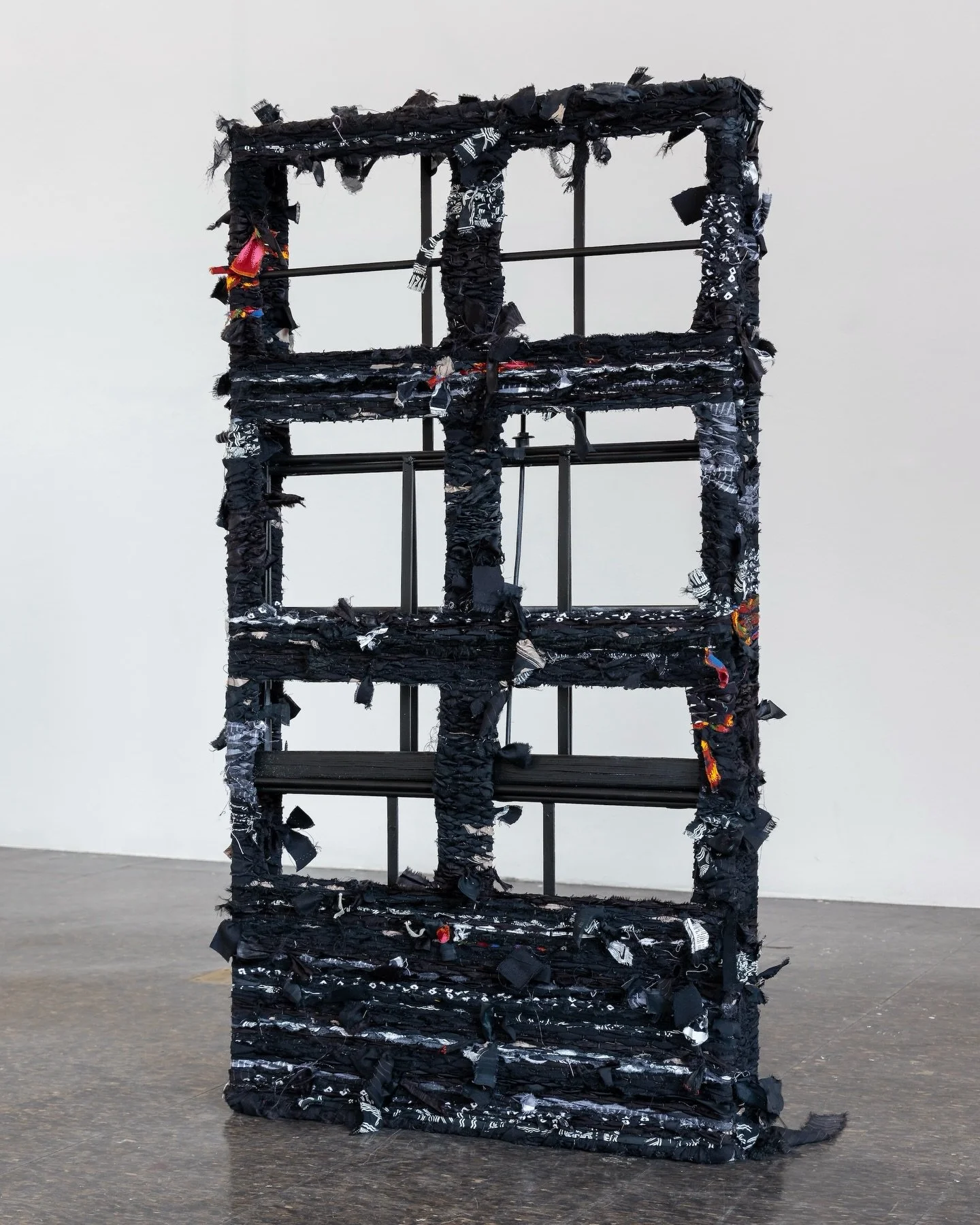 Cyle Warner&rsquo;s 🇰🇳 🇹🇹 (@cylewarner) &lsquo;Black Study 8 (bla_k)&rsquo; is a sculpture woven from the poetics of spatial relations.

Black Study 8 (bla_k), 2026
Metal shelving, wood, screws, washers (bricolaged by father); carbon black spray 