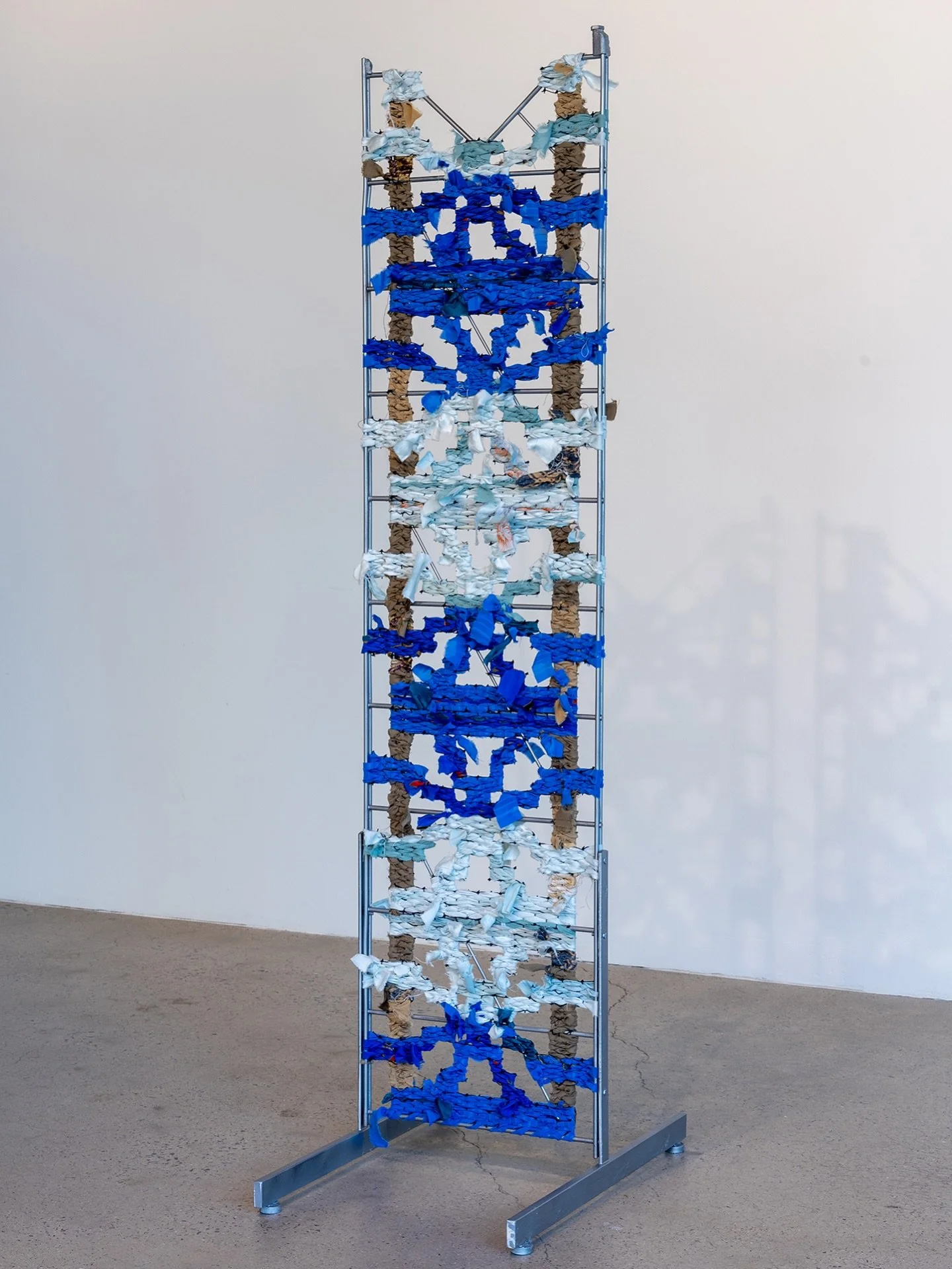 Cyle Warner&rsquo;s 🇰🇳 🇹🇹 (@cylewarner) &lsquo;Sun Watcher&rsquo; is rooted in his engagement with Caribbean breeze blocks. Warner translates their porous, geometric architectures into large-scale weavings made from heirloom fabrics handed down f
