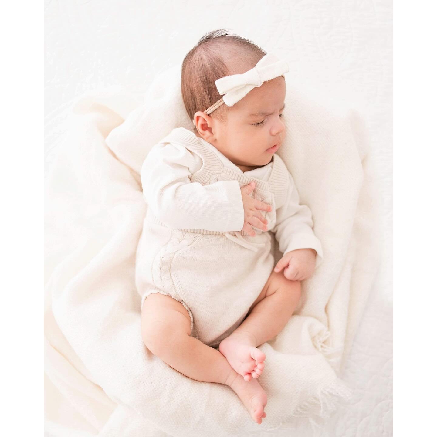 Joie - 1 month old 🤍 (pronounced Joy) 

Older newborns are babies 1 - 3 months old and I love working with them just as much as brand new newborns. Some families prefer to wait a bit for their newborn pictures or maybe Mama &amp; Baby needed extra t