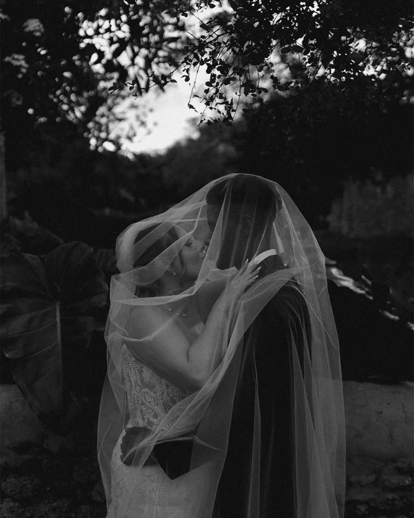 A sunny, warm and charming afternoon was everything Ariana &amp; Deshawn dream for their prewedding shoot in Altos de Chavon. From the heartfell first look until the last photos kissed by that golden sunset. It's almost like if this Mediterranean sty